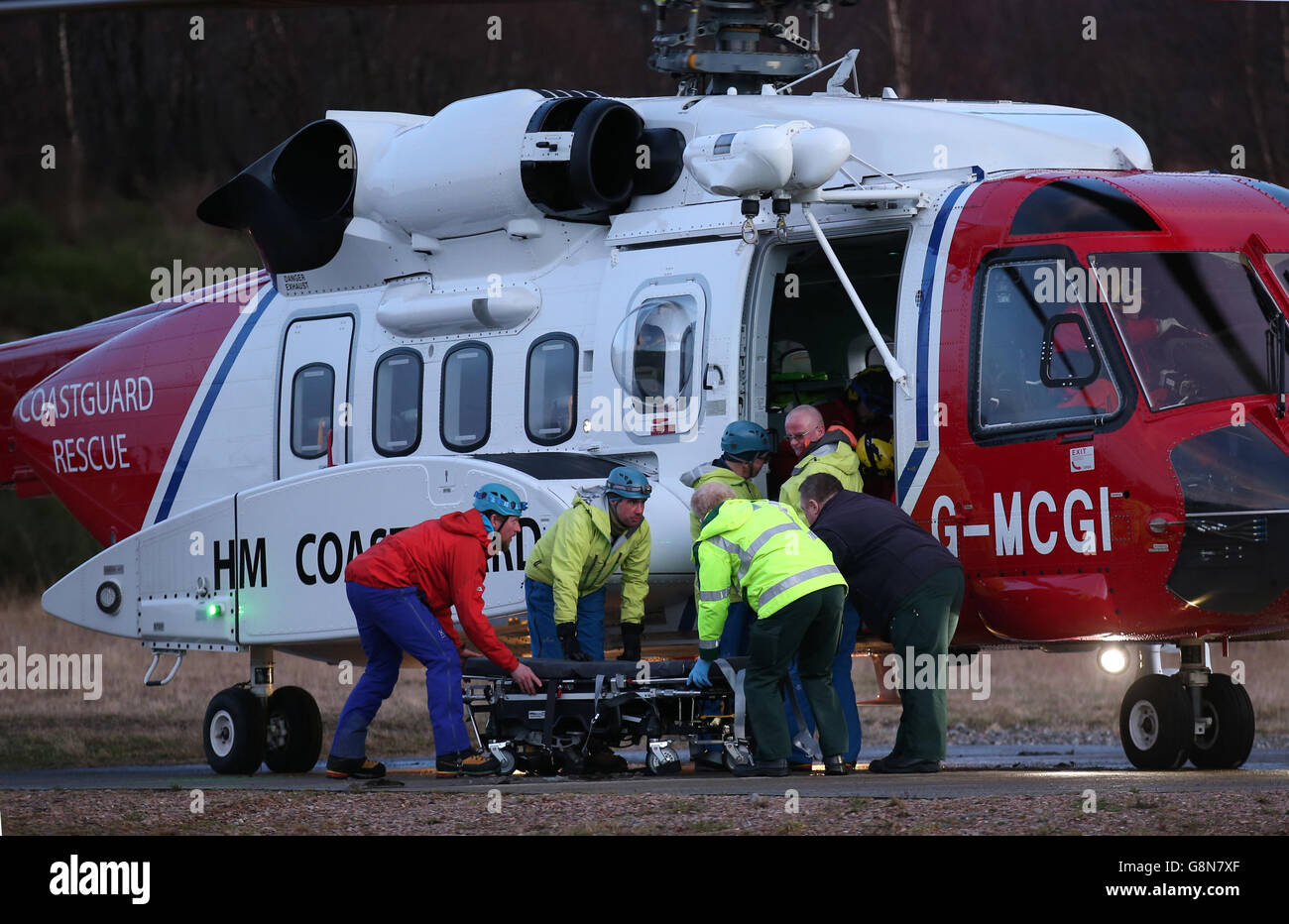 Un incidente è preso da un elicottero di ricerca e salvataggio dopo una valanga nella zona di Creag Meagaidh vicino a Fort William. Foto Stock
