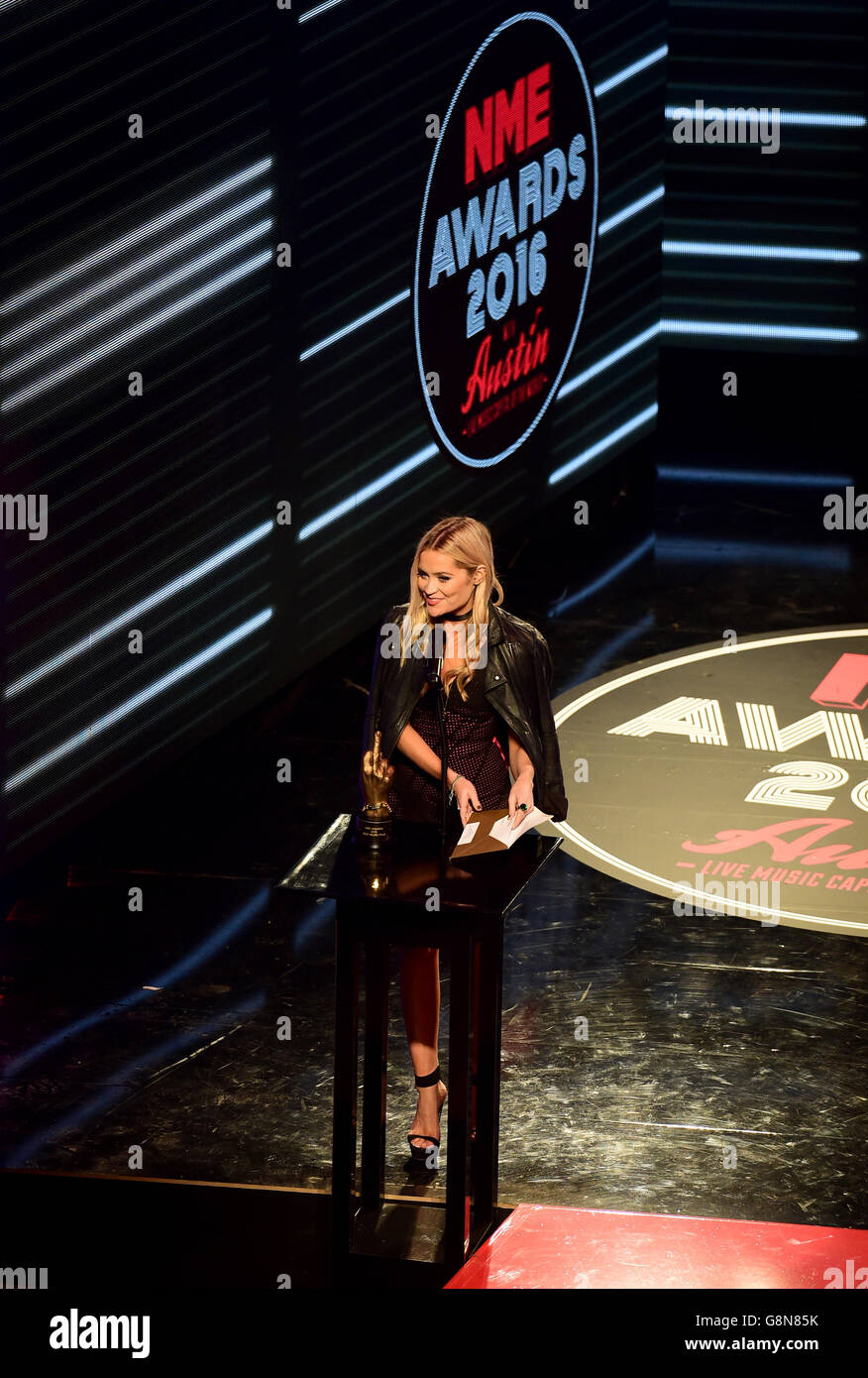 Laura Whitmore presenta il Best Music Film Award sul palco durante i NME Awards 2016 con Austin, Texas, alla O2 Brixton Academy di Londra. PREMERE ASSOCIAZIONE foto. Data immagine: Mercoledì 17 febbraio 2016. Vedere PA Story SHOWBIZ NME. Il credito fotografico dovrebbe essere: Ian West/PA Wire Foto Stock