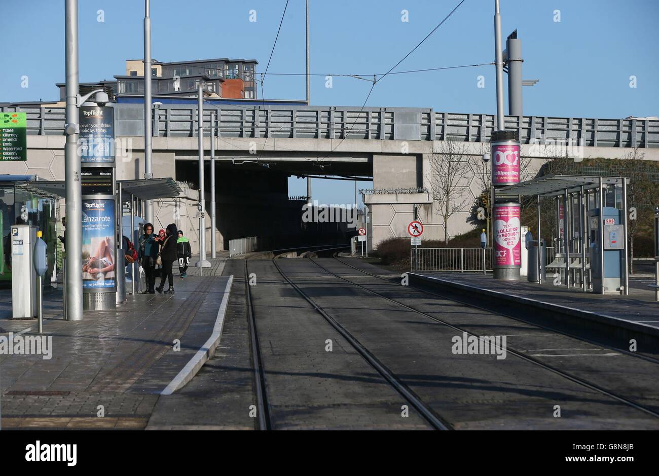 Le persone al vuoto Red Cow Luas si fermano mentre i piloti immettono un picket durante uno sciopero al deposito Transdev alla rotonda Red Cow a Dublino. Decine di migliaia di pendolari a Dublino sono costretti a ricorrere a mezzi di trasporto alternativi nel secondo sciopero sulla rete Luas. Foto Stock