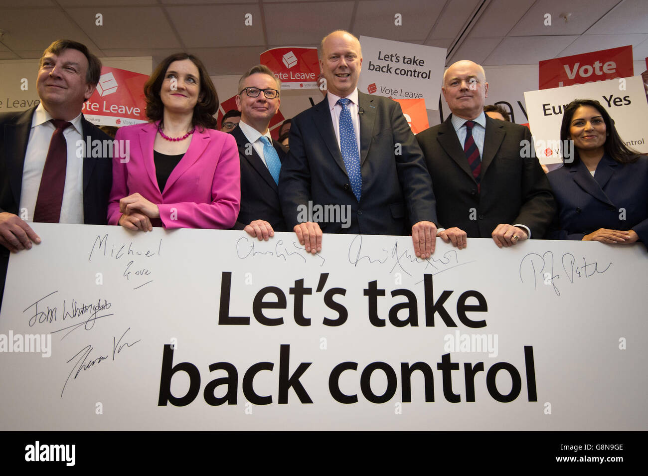 (Da sinistra a destra) John Whittingdale, Theresa Villiers, Michael Gove, Chris Greyling, Iain Duncan Smith e Priti Patel partecipano al lancio della campagna di congedo di voto presso la sede del gruppo nel centro di Londra. Foto Stock