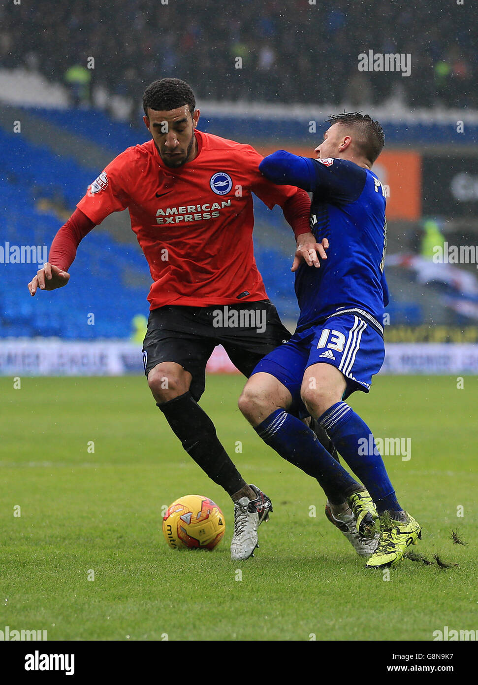 Anthony Pilkington della città di Cardiff e Connor Goldson di Brighton (a sinistra) combattono per la palla durante la partita del campionato Sky Bet allo stadio Cardiff City. Foto Stock