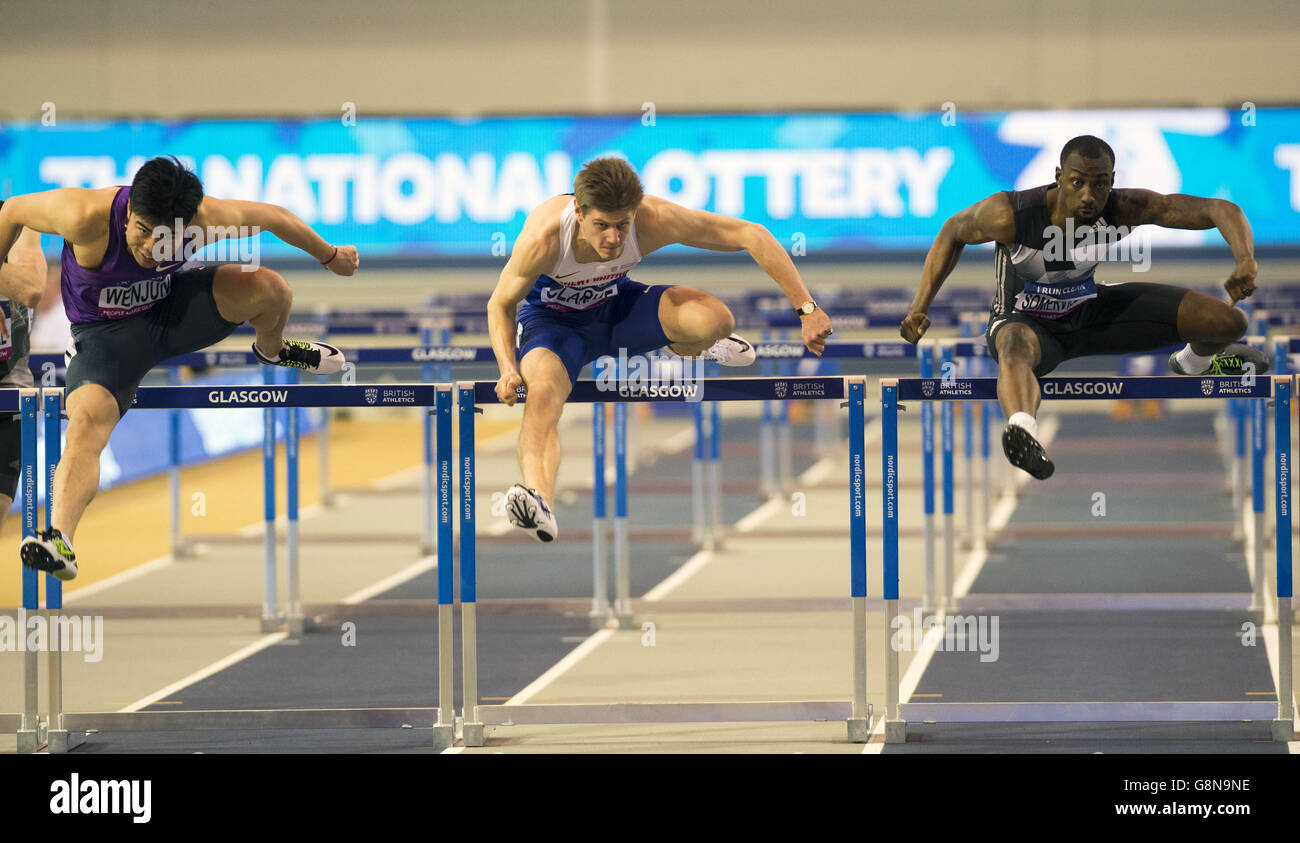 Lawrence Clarke (centro) della Gran Bretagna nel Mens 60m Hurdles si riscalda durante il Gran Premio al coperto di Glasgow all'Emirates Arena, Glasgow. Foto Stock