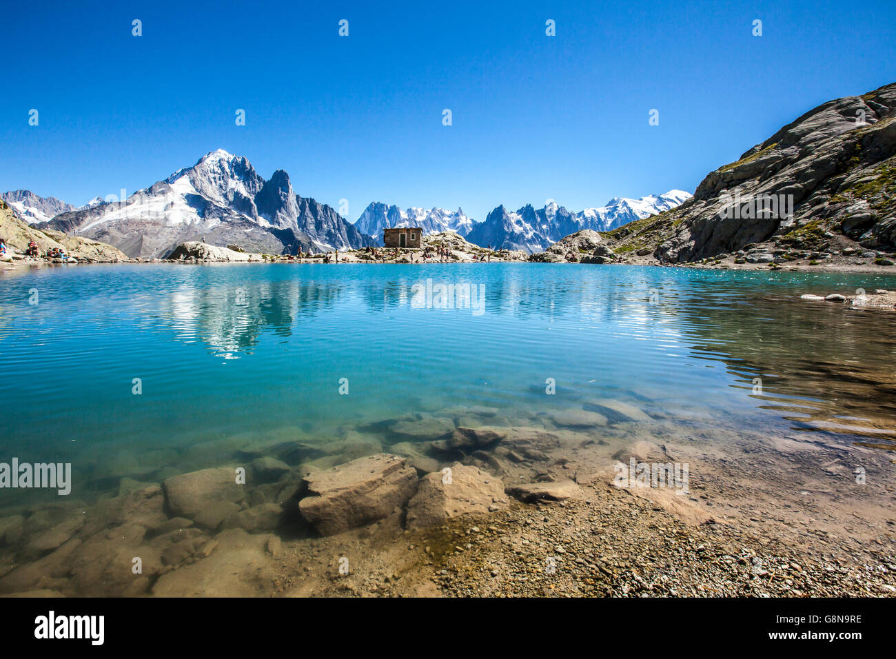 Il massiccio del Mont Blanc riflessa nelle acque turchesi del Lac De Cheserys Haute Savoie Francia Europa Foto Stock