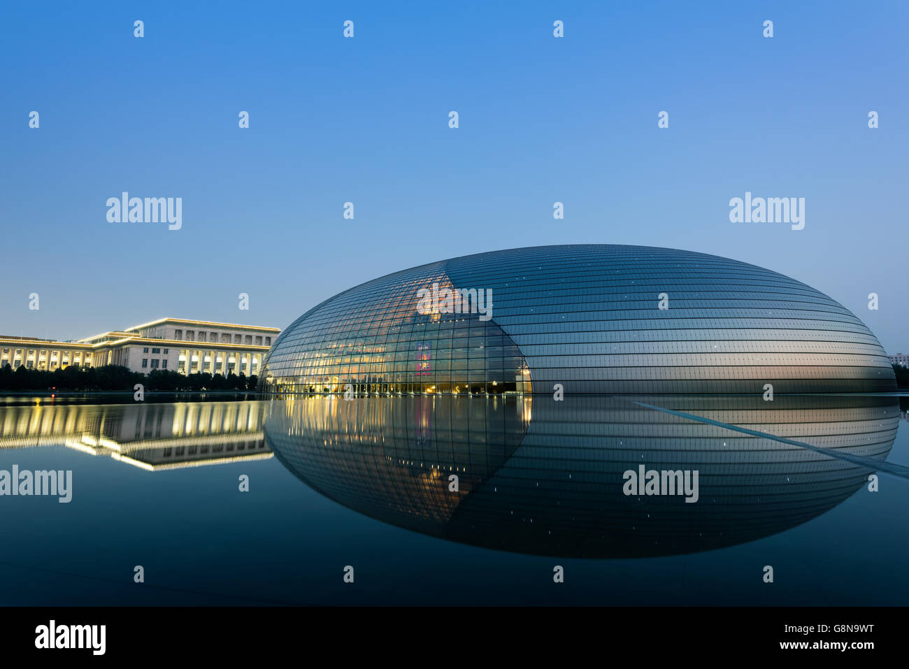 Pechino, Cina - 19 OTT 2015: Centro Nazionale per le Arti dello Spettacolo, colloquialmente descritto come il gigantesco uovo, è un centesimo di arti Foto Stock