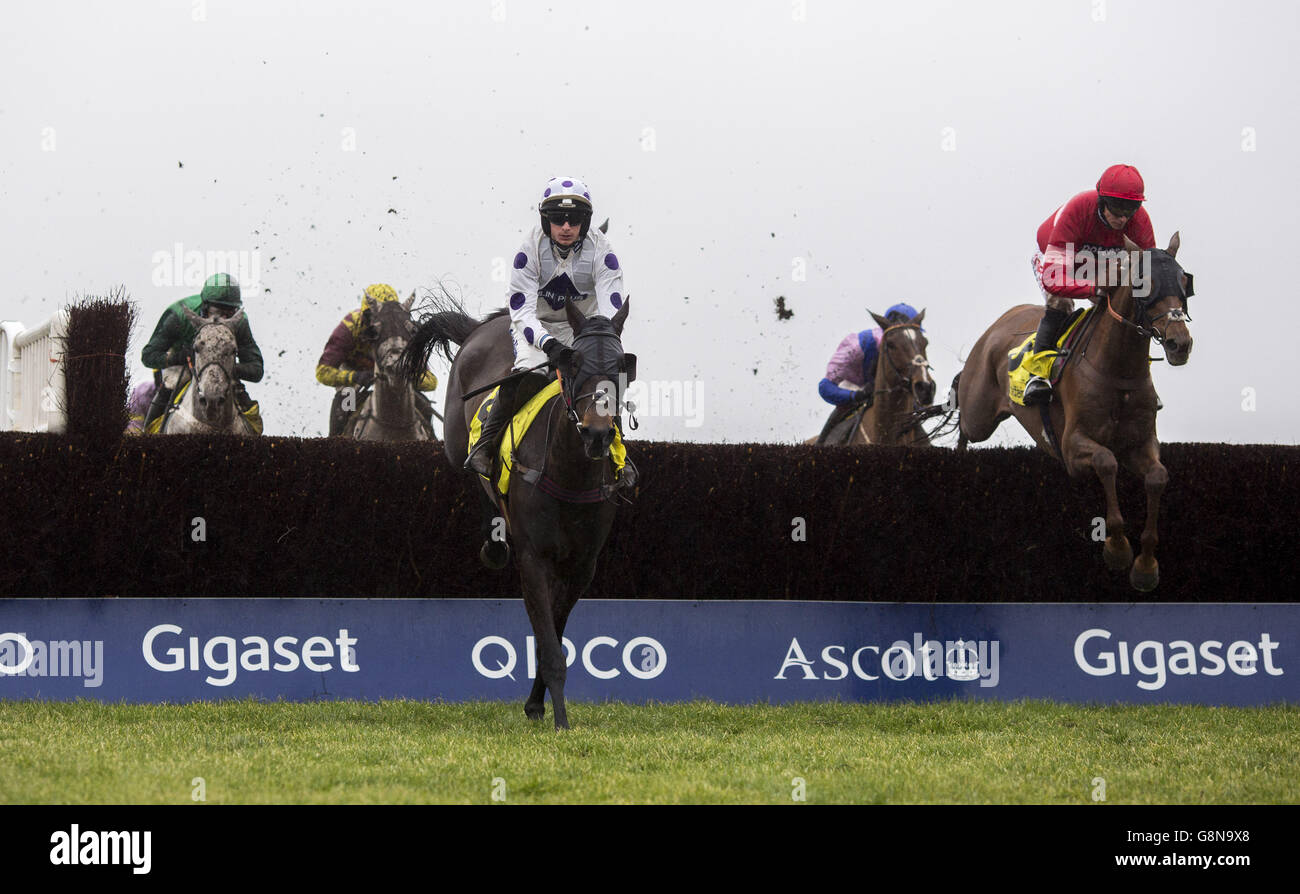 Silviniaco conti, guidato da Noel Fehily (a destra), libera una recinzione prima di vincere la corsa Betfair Ascot Chase Race durante l'Ascot Chase Raceday all'ippodromo di Ascot. Foto Stock