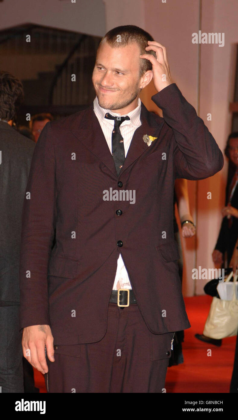 AP OUT Heath Ledger arriva alla prima del suo nuovo film Brokeback Mountain in questo anno 62o Festival del Cinema di Venezia al Palazzo del Casino di Venezia Venerdì 2 Settembre 2005. PREMERE ASSOCIAZIONE FOTO. Il credito fotografico deve essere: Ian West/PA. Foto Stock