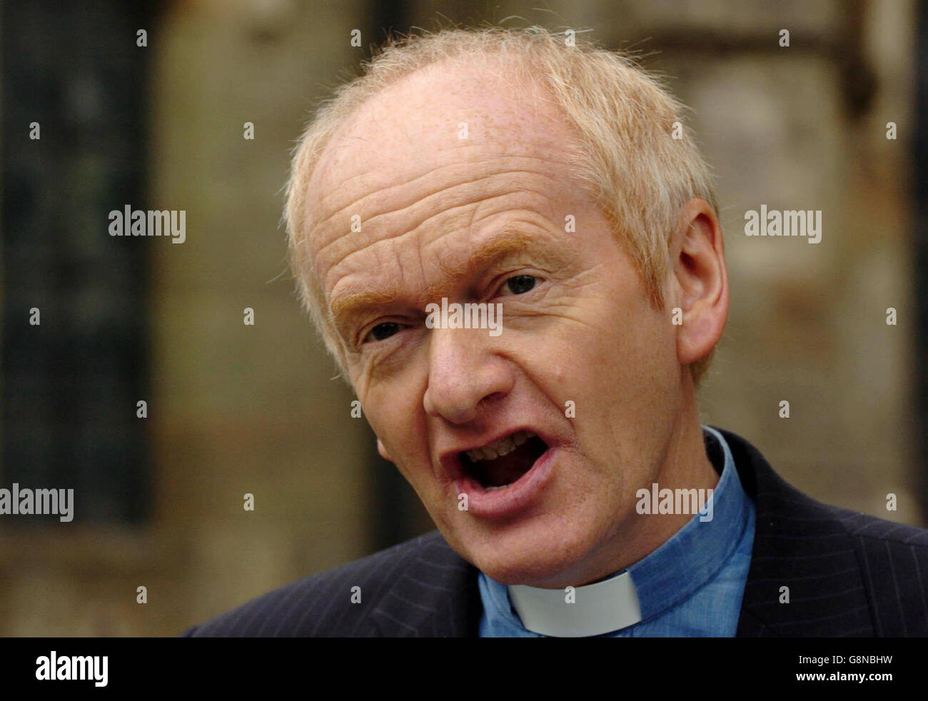 L'arcidiacono di Walsall, il venerabile Bob Jackson, fa appello pubblico per il ritorno dei resti di Gladys Hammond, il cui corpo è stato rubato quasi un anno fa, presumibilmente da estremisti dei diritti animali. Presso il cimitero di San Pietro, Yoxall, Staffordshire, sabato 3 settembre 2005. Vedi PA Storia POLIZIA grave STAMPA ASSOCIAZIONE FOTO credito foto dovrebbe leggere Chris Radburn/PA Foto Stock