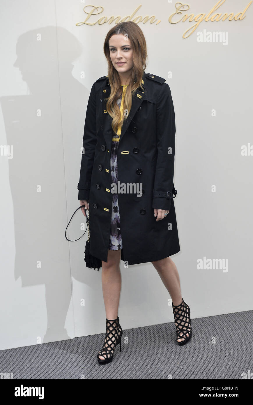 Riley Keough arriva allo spettacolo di abbigliamento da donna Burberry  Prorsum presso i Kensington Gardens, come parte della London Fashion Week  Foto stock - Alamy