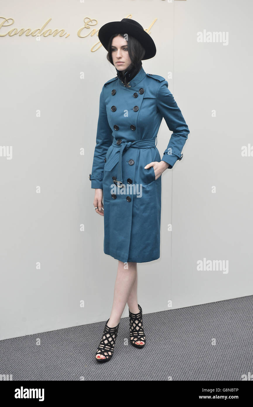 Tali Lennox in arrivo per lo spettacolo di abbigliamento da donna Burberry Prorsum presso i Kensington Gardens, come parte della London Fashion Week. Foto Stock