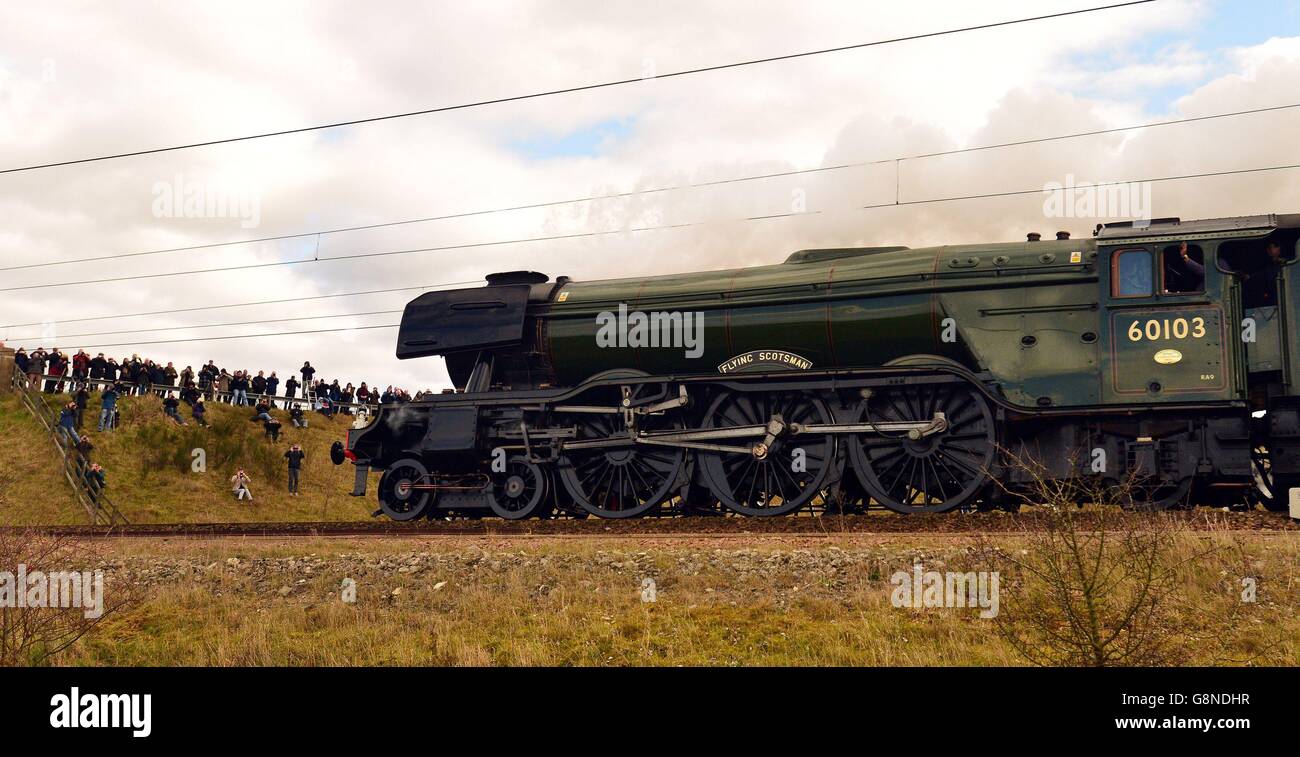 Il Flying Scotsman passa attraverso Colton Junction vicino York nella sua corsa inaugurale da Londra dopo un decennio di ristrutturazione, £4.2 milioni. Foto Stock