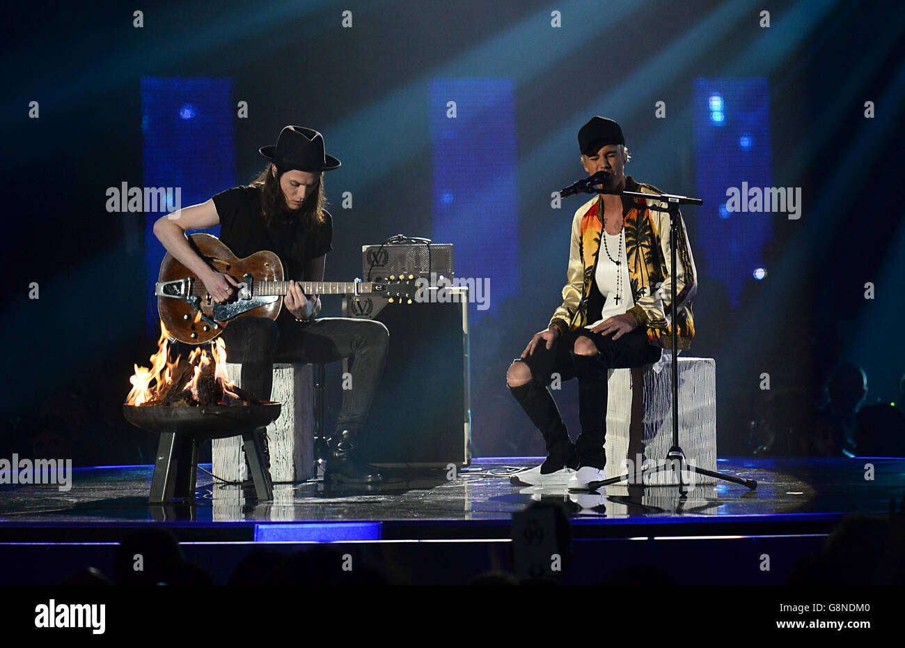 James Bay e Justin Bieber si esibiscono sul palco durante i Brit Awards 2016 all'O2 Arena di Londra. Foto Stock