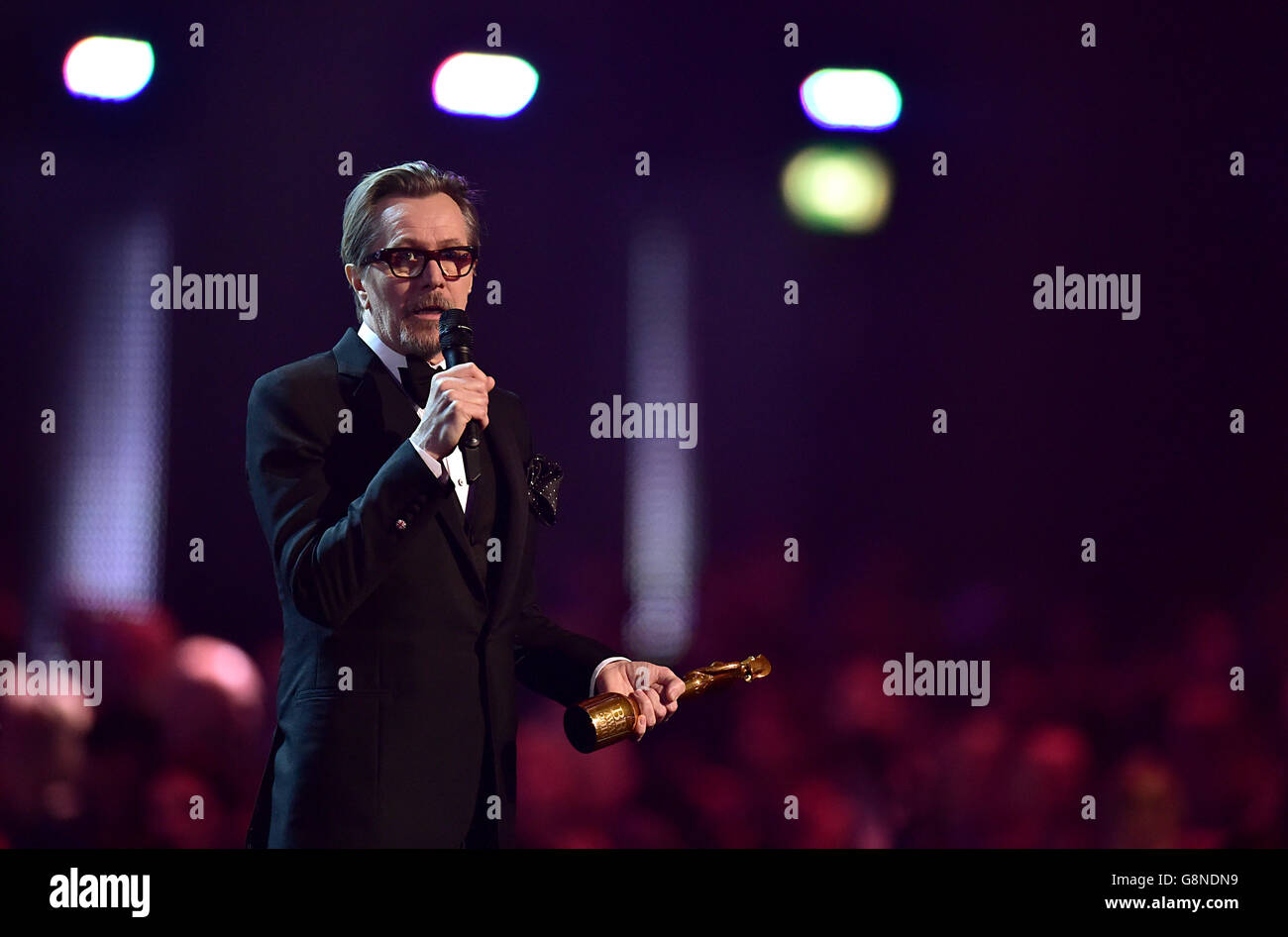 Gary Oldman rende omaggio a David Bowie sul palco durante i Brit Awards 2016 all'O2 Arena di Londra. Foto Stock