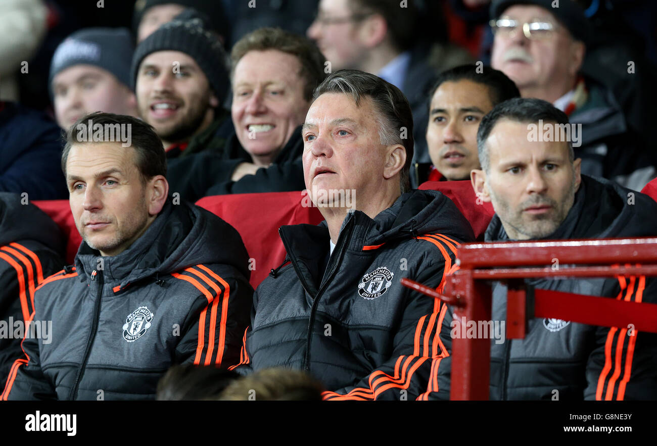 Il manager del Manchester United Louis van Gaal (centro) e l'assistente manager del Manchester United Ryan Giggs e l'assistente allenatore Albert Stuivenberg (a sinistra) nel dugout durante la partita della UEFA Europa League a Old Trafford, Manchester. Foto Stock