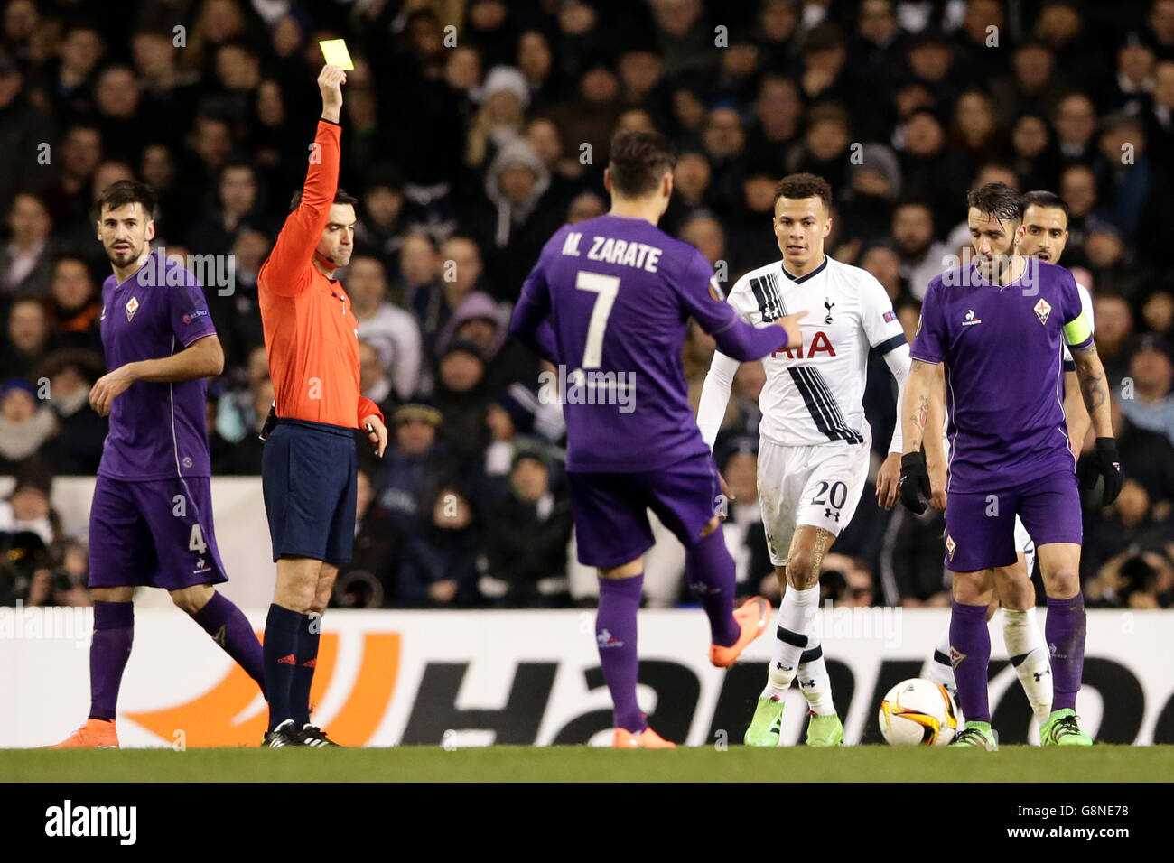 Fiorentina v Tottenham Hotspur - UEFA Europa League - Round of 32 - seconda tappa - White Hart Lane. Il DELE Alli di Tottenham Hotspur (20) riceve una carta gialla dall'arbitro Ovidiu Hategan Foto Stock