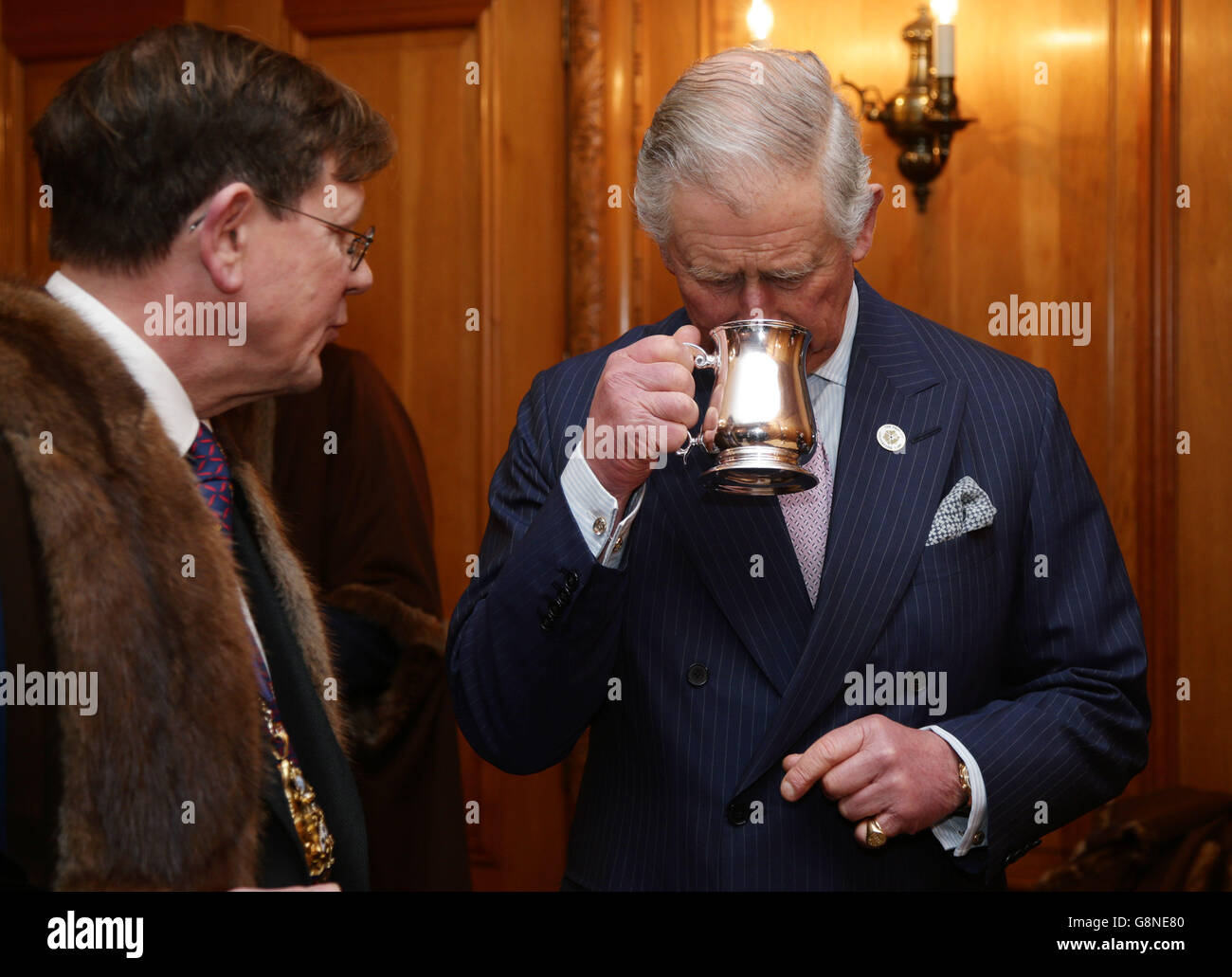 Il Principe di Galles (a destra) assapora un tankard di Royal Stout, preparato appositamente per commemorare la sua ammissione alla livrea della Worshipful Company of Brewers, durante una cerimonia presso la Brewers' Hall in Aldermanbury Square, Londra. Foto Stock