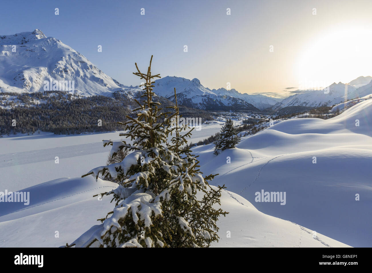 Sole splende sulle montagne innevate Maloja Pass Engadina Svizzera Europa Foto Stock