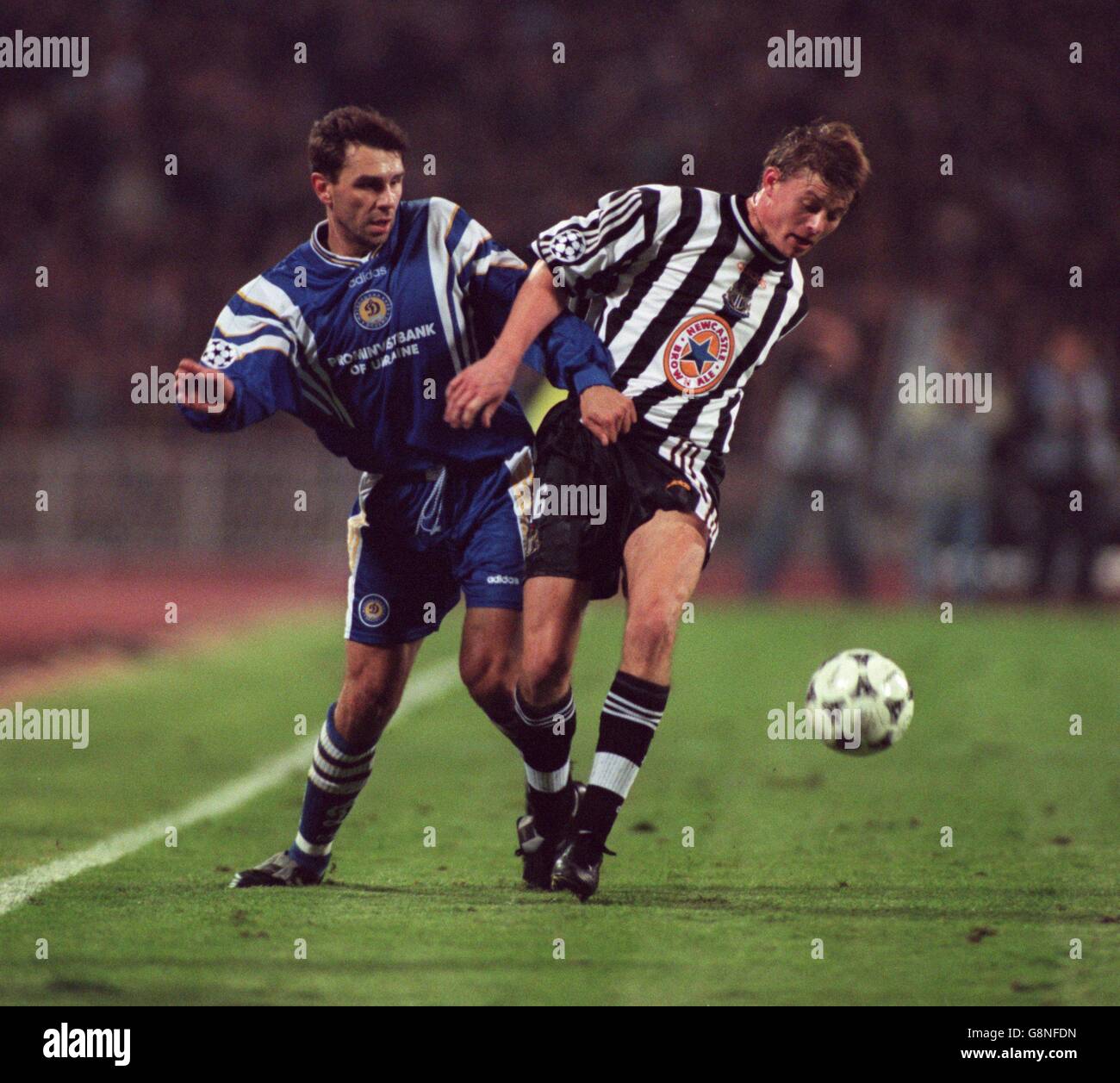 Calcio - UEFA Champions League -Dynamo Kiev / Newcastle United. Jon Dahl Tomasson (a destra) del Newcastle United combatte con Serguei Bezhenar, Dynamo Kiev (a sinistra) Foto Stock