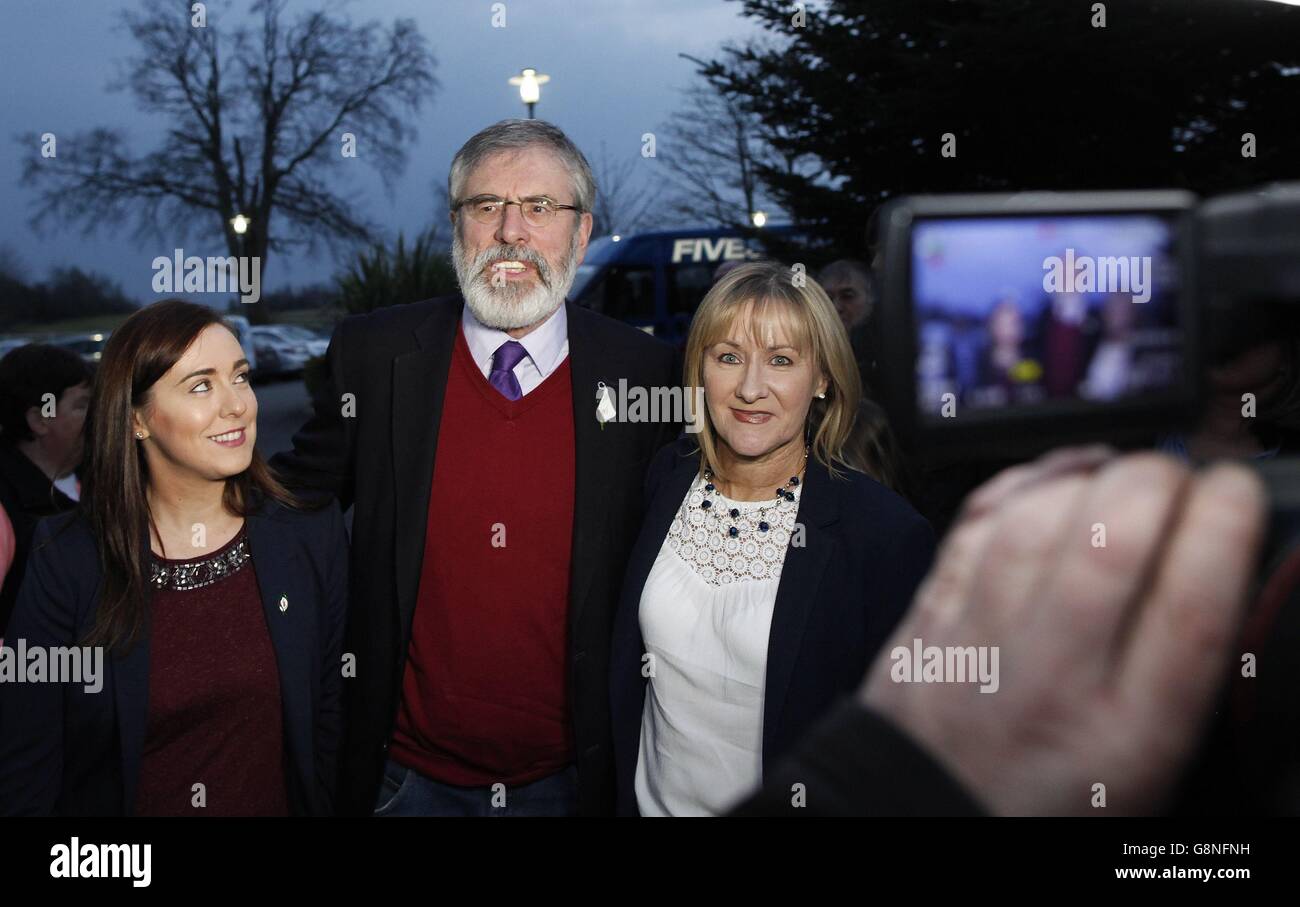 Il leader del Sinn Fein Gerry Adams arriva al Ramada Resort, Dundalk, Co. Louth, dove il conteggio per la circoscrizione di Louth/East Meath continua nelle elezioni generali irlandesi. Foto Stock