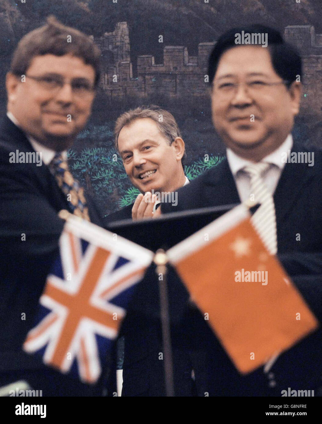 Il primo ministro britannico Tony Blair ((centro) guarda come Ian Grey MD di Airbus UK (sinistra) e Philip Lim di Airbus China firmano un accordo per la Cina per l'acquisto di 10 Airbus A330 aeromobili che saranno in parte costruiti nel Regno Unito, presso la Grande Sala del Popolo di Pechino, Martedì 6 settembre 2005. Guarda la storia della PA POLITICA Blair. PREMERE ASSOCIAZIONE foto. Credito foto sh Foto Stock