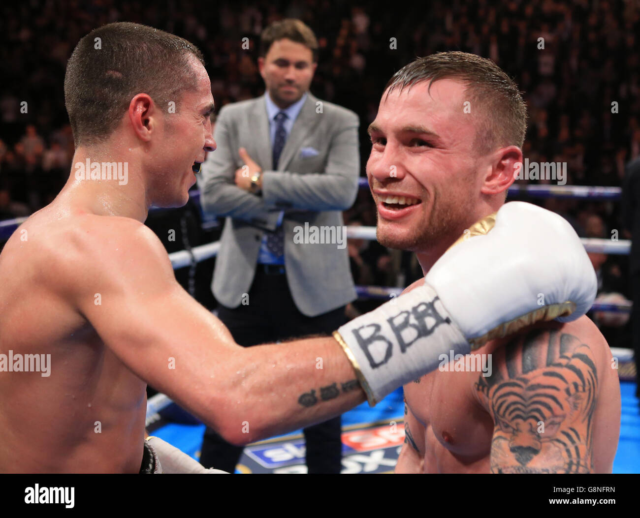 Scott Quigg (a sinistra) e Carl Frampton si congratulano a vicenda dopo il loro bout IBF & WBA World Super-Bantamweight Championship alla Manchester Arena. Foto Stock