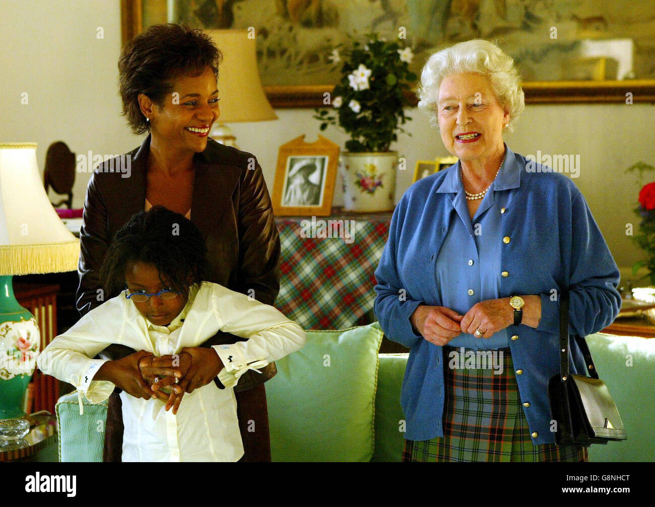 La Regina Elisabetta II della Gran Bretagna parla con il Governatore Generale designato del Canada Michaelle Jean e sua figlia Mlle Marie-Eden Lafond al castello di Balmoral in Aberdeenshire. Foto Stock