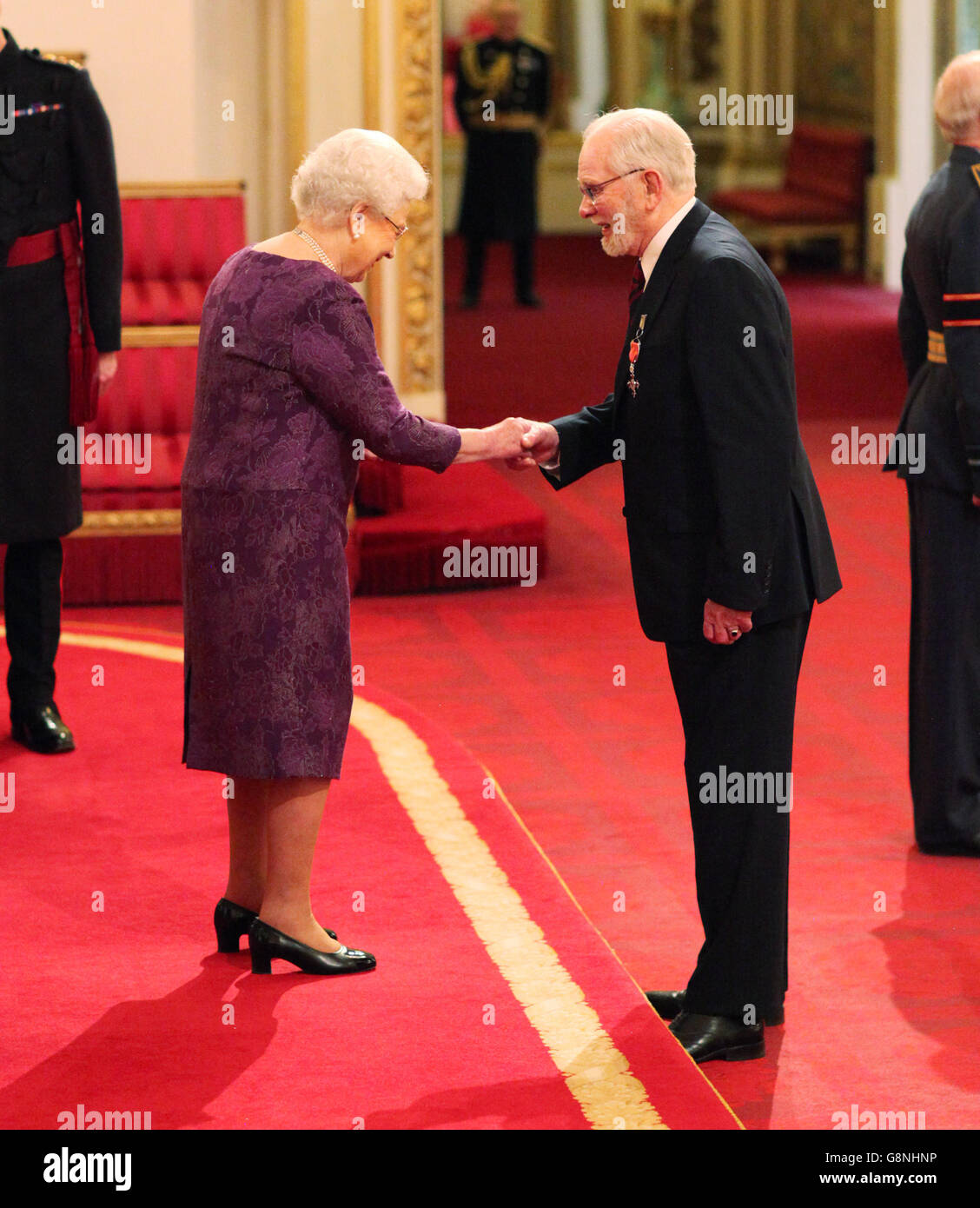 George batts di Maidstone è fatto un MBE (membro dell'Ordine dell'Impero britannico), per il suo servizio volontario ai veterani, dalla regina Elisabetta II durante una cerimonia di investitura a Buckingham Palace, Londra. Foto Stock