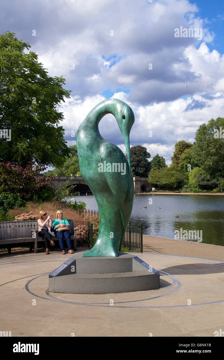 Isis scultura, lungo il lago di acqua, Hyde Park, London, England, Regno Unito Foto Stock