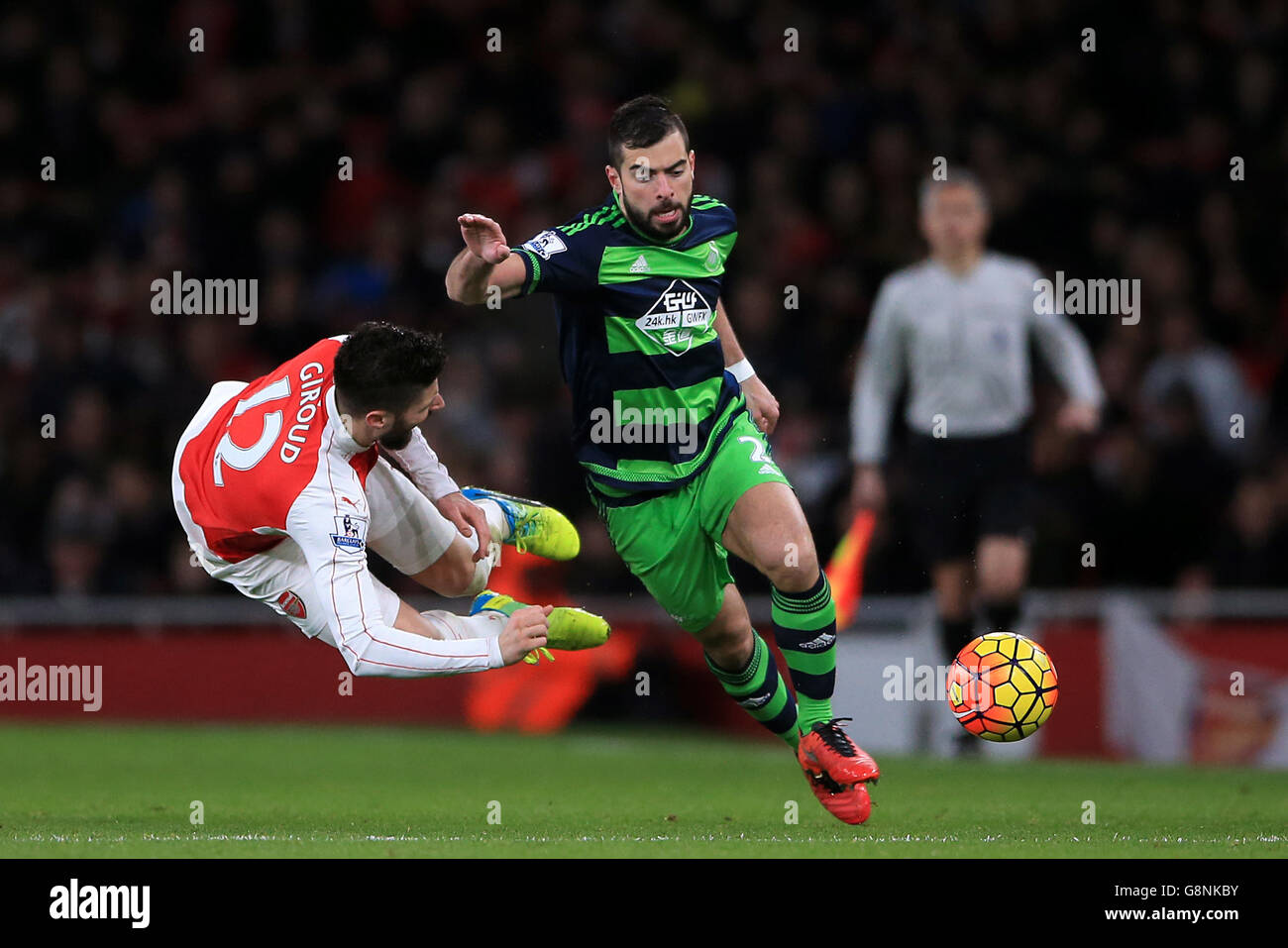 Olivier Giroud di Arsenal si trova in una sfida da Jordi Amat di Swansea City (a destra) durante la partita della Barclays Premier League all'Emirates Stadium di Londra. Foto Stock