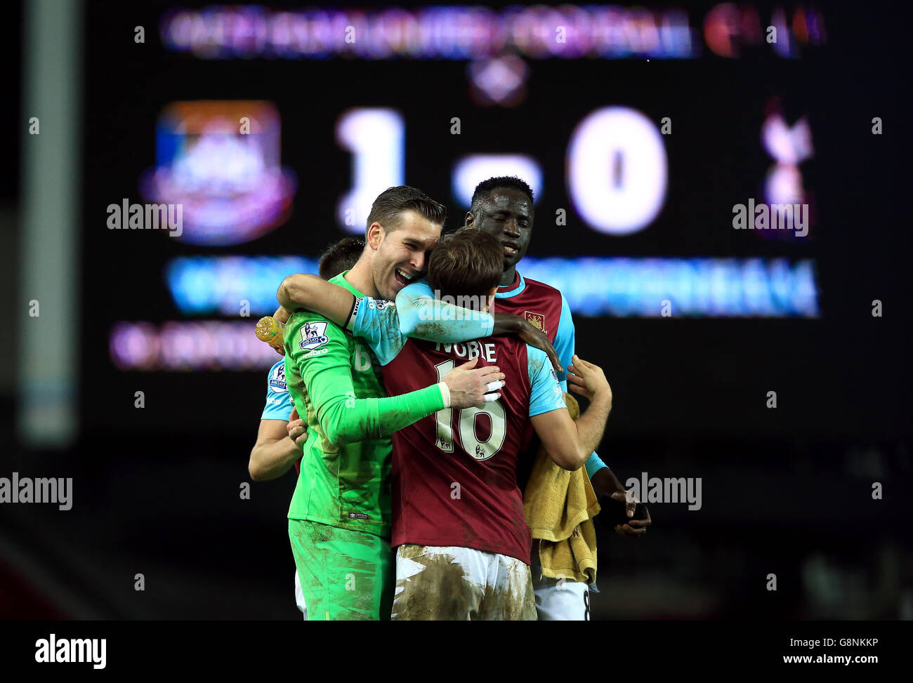 Mark Noble di West Ham United e Adrian (a sinistra) festeggiano dopo la partita della Barclays Premier League a Upton Park, Londra. Foto Stock