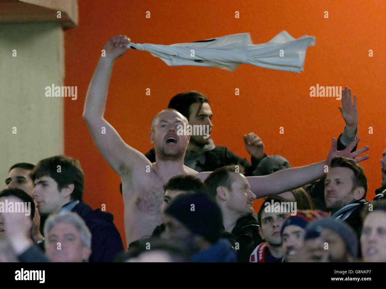 Arsenal / Swansea City - Barclays Premier League - Emirates Stadium. Un fan di Swansea City festeggia con la sua camicia fuori dopo il fischio finale Foto Stock