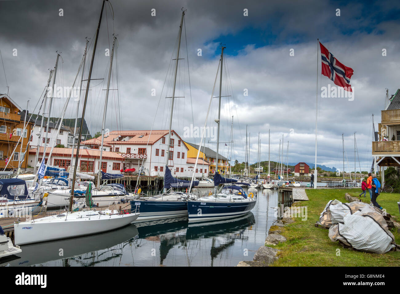 Costruzioni di legno, porto e riflessioni a Kabelvåg Isole Lofoten in Norvegia Foto Stock