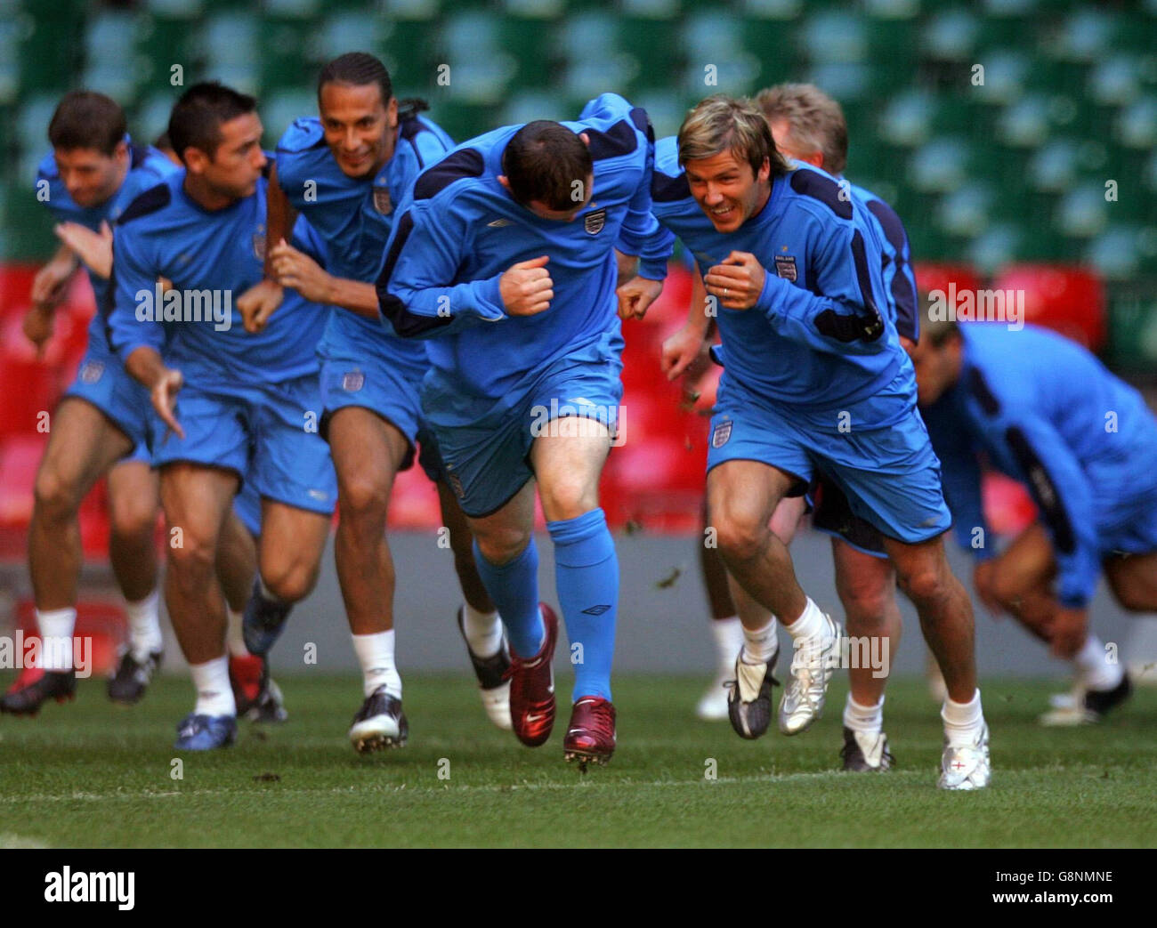 Il capitano inglese David Beckham (R), Wayne Rooney e Rio Ferdinand (secondo da sinistra) si riscaldano durante una sessione di allenamento a Cardiff, venerdì 2 settembre 2005. L'Inghilterra gioca nel Galles in un turno di qualificazione della Coppa del mondo al Millennium Stadium di domani. PREMERE ASSOCIAZIONE foto. Il credito fotografico dovrebbe essere: Nick Potts/PA. Foto Stock