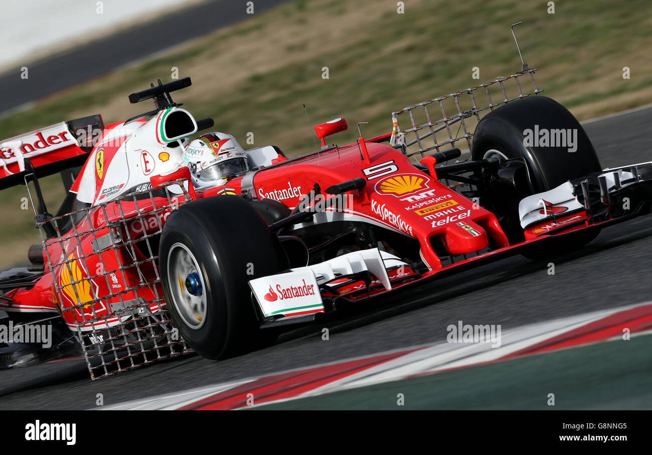 La Ferrari Sebastian Vettel durante la prima giornata di test al Circuit de Catalunya, Barcellona. Foto Stock