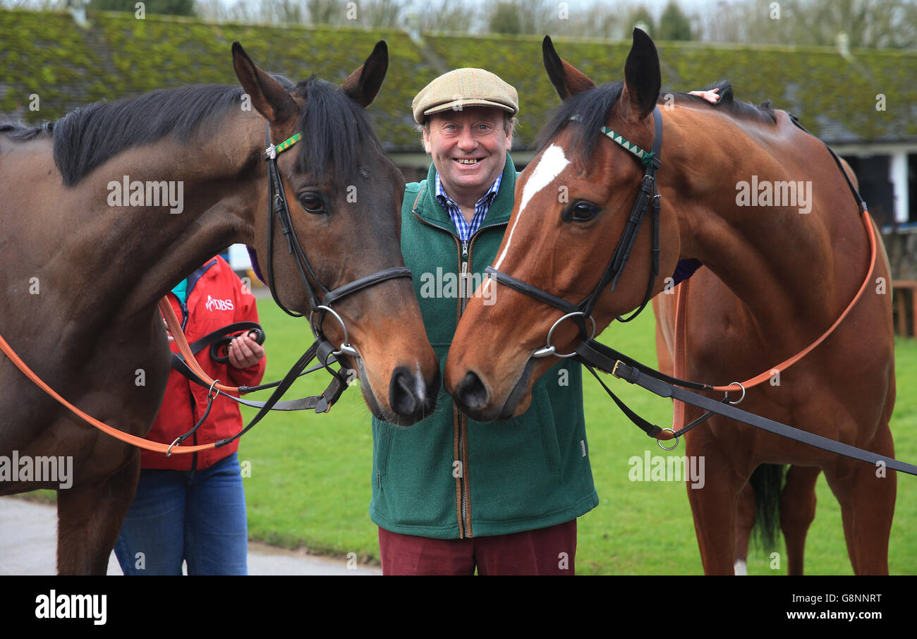 L'allenatore Nicky Henderson si erge con My Tent or Yours (a sinistra) e Peace and Co (a destra) davanti al Cheltenham Festival a marzo, durante una visita stabile alle scuderie di Nicky Henderson a Seven Barrows, Lamburn. Foto Stock