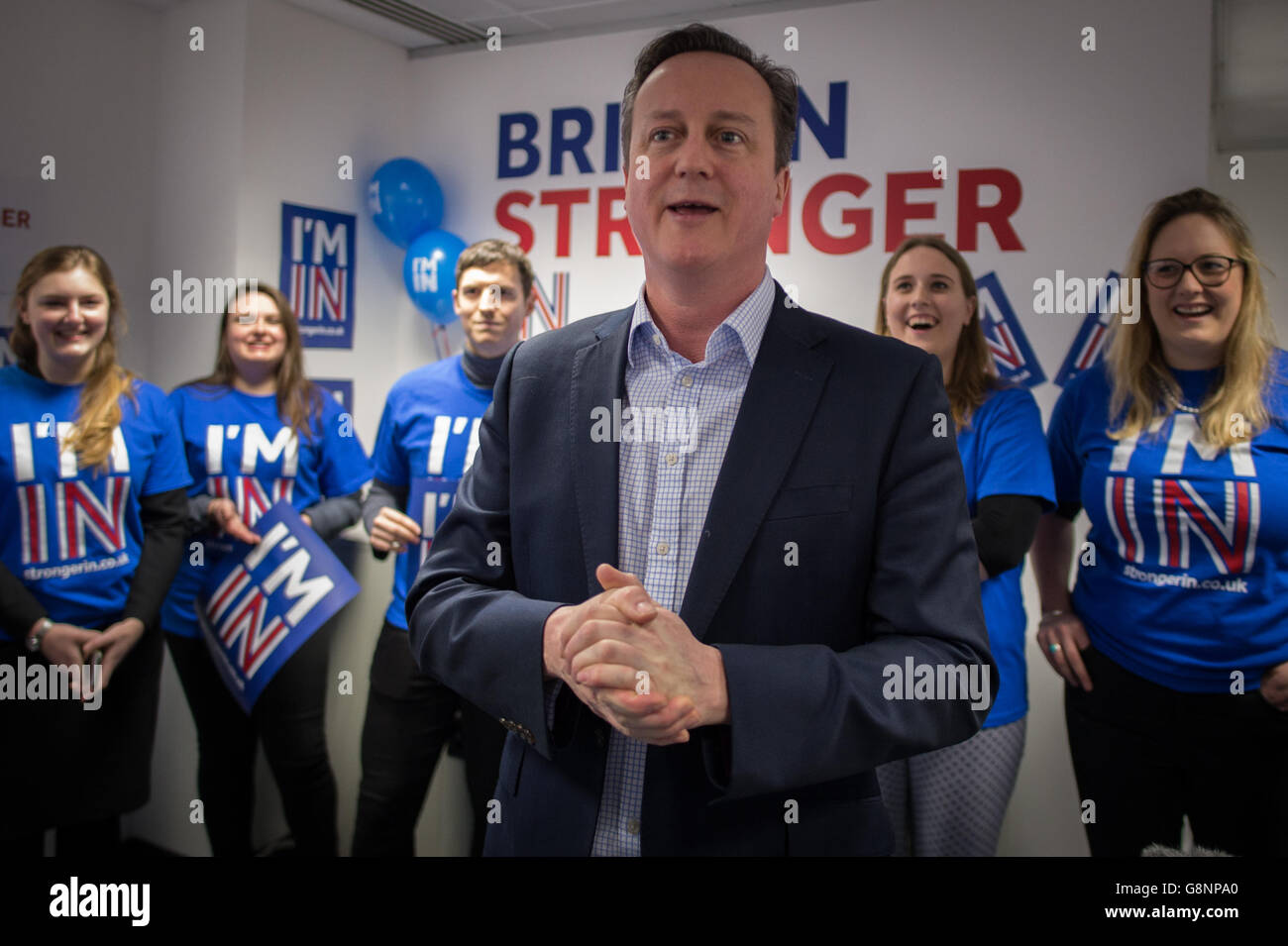 Il primo ministro David Cameron si rivolge ai lavoratori e agli attivisti del quartier generale britannico per la campagna "Stronger in Europe" a Londra, in vista di un referendum sull'adesione della Gran Bretagna all'UE. Foto Stock