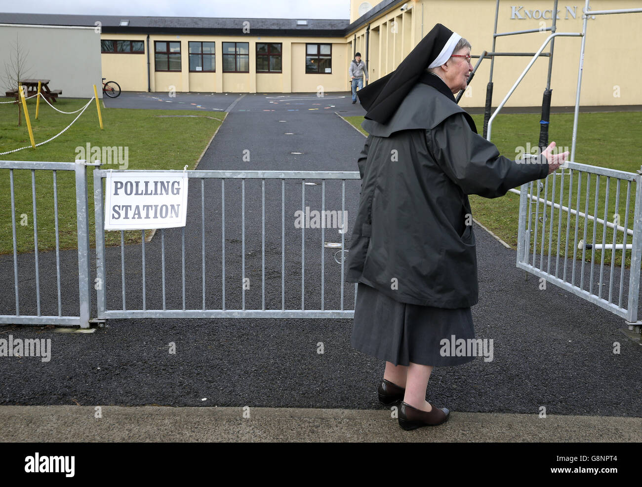 Suor Anastasia della Francescana arriva a esprimere il suo voto alla scuola nazionale di Knock, Mayo, mentre il paese si dirige verso i sondaggi di fronte a uno dei risultati più imprevedibili negli ultimi tempi. Foto Stock