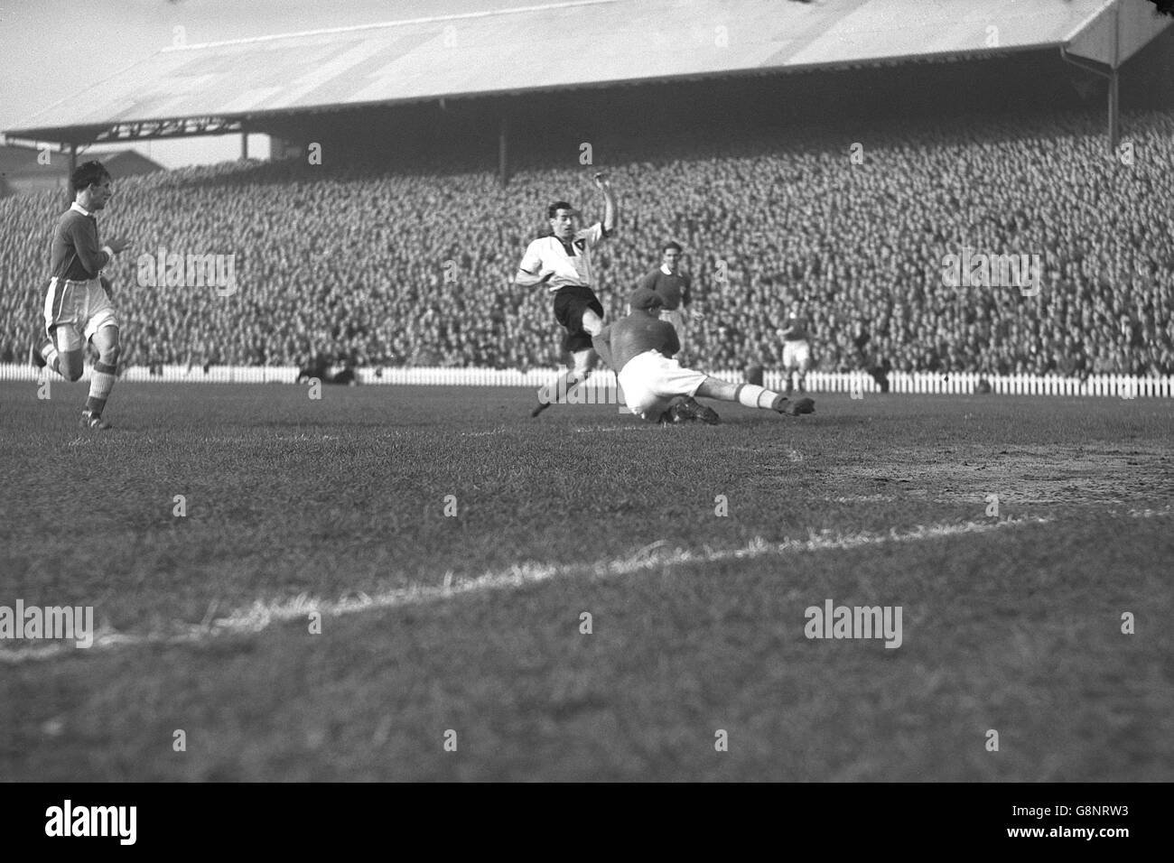 Il portiere di Millwall Malcolm Finlayson toglie la palla dai piedi di Oscar Hold. Foto Stock