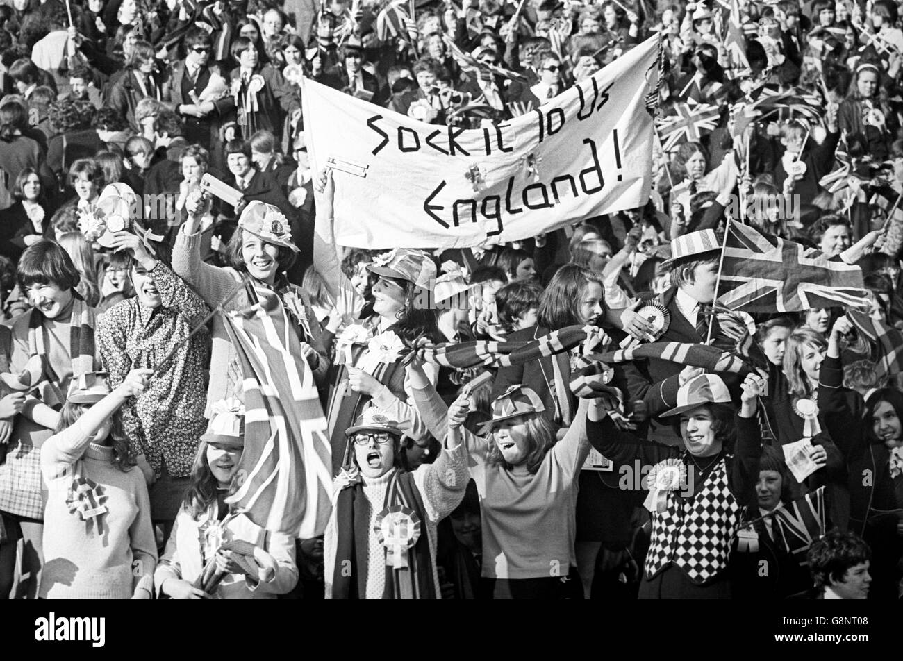 Tifosi inglesi nella folla durante una partita di hockey contro il Galles. Foto Stock