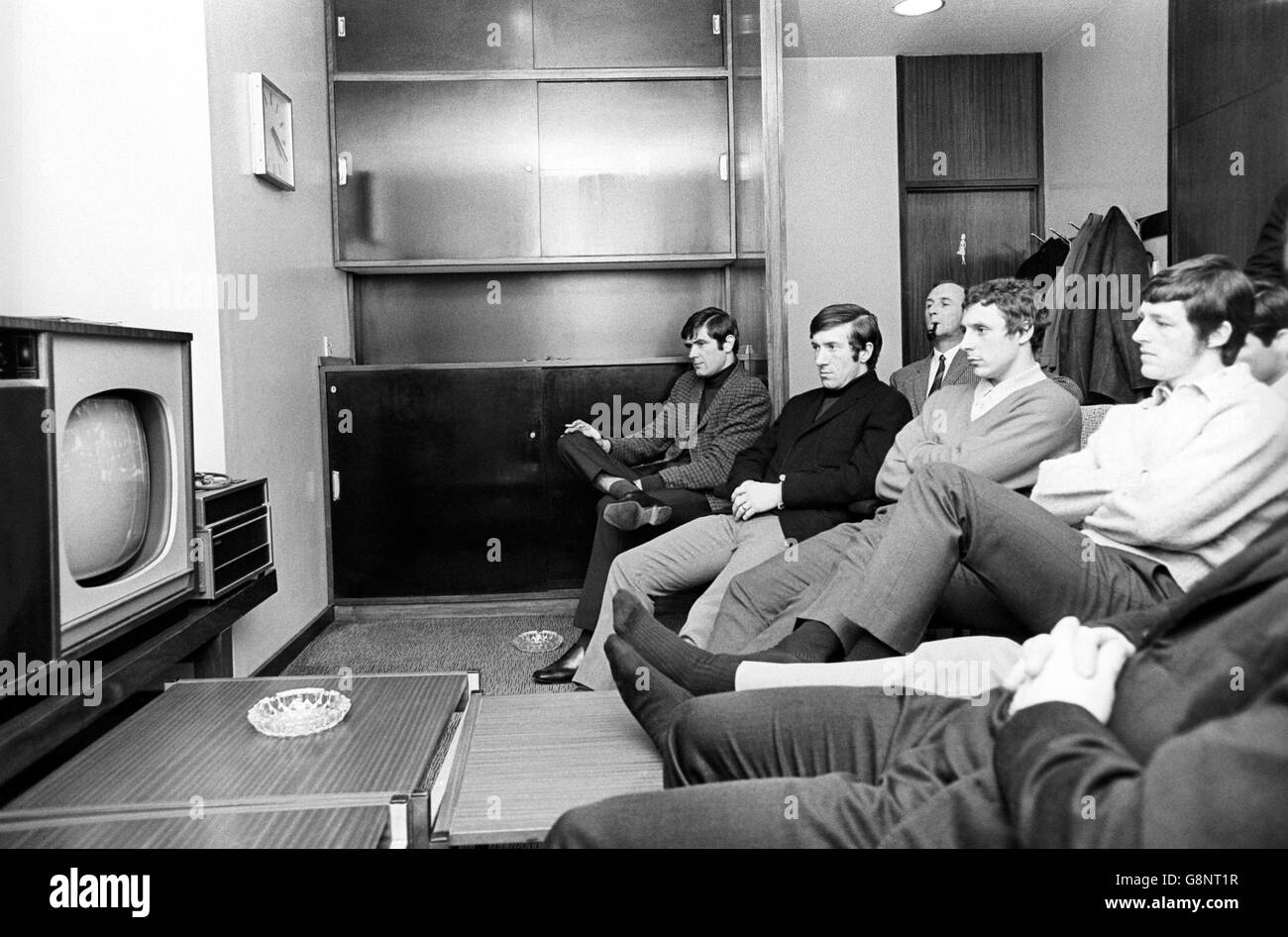 I giocatori dell'Arsenal negli studi della London Weekend Television, dove hanno guardato una registrazione della partita semifinale della League Cup tra Swindon e Burnley. Saranno chiamati a giocare a Swindon nella finale di domani. (l-r) Peter Simpson, George Armstrong, John Radford e Jim Robertson. Foto Stock