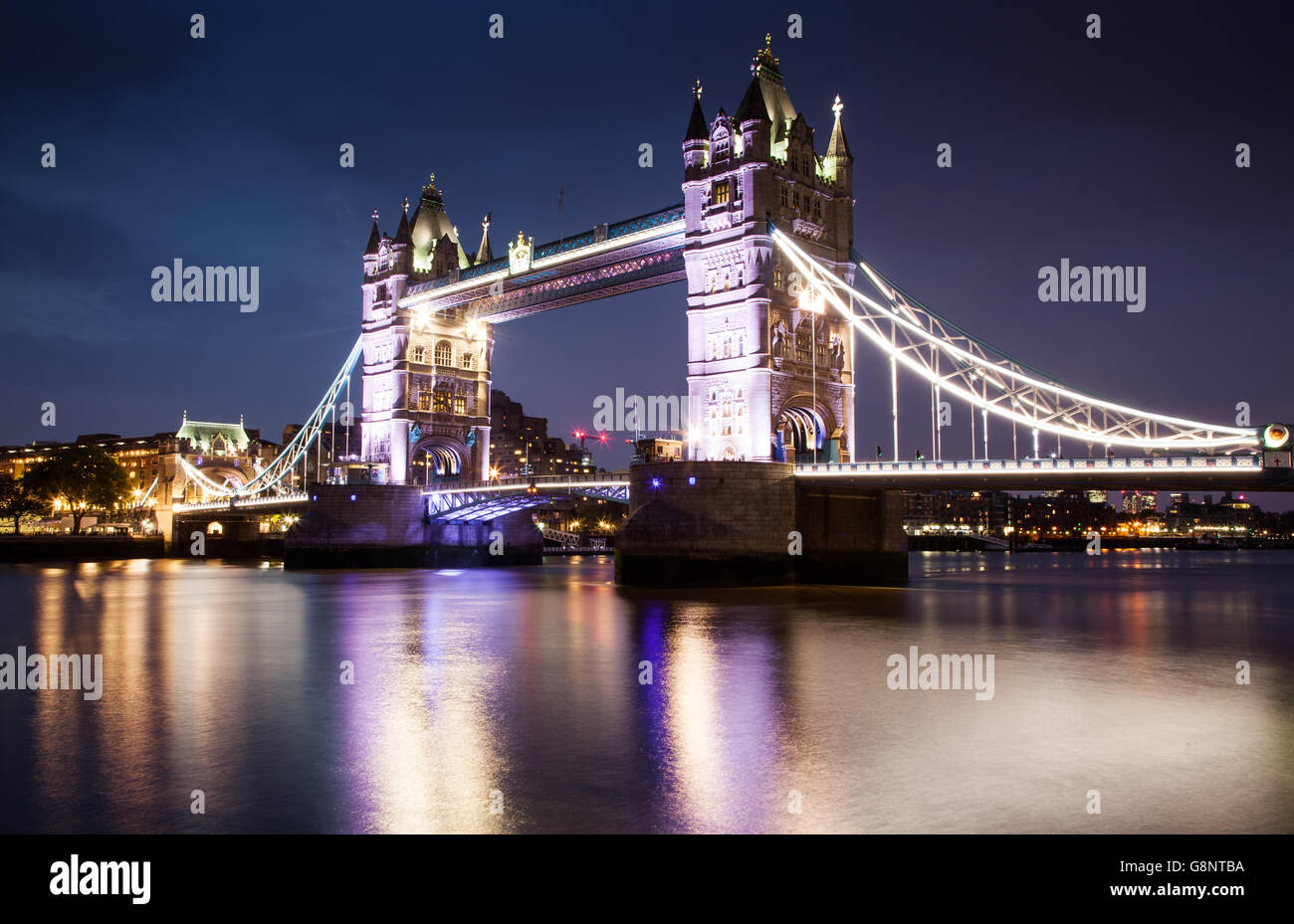 Il Tower Bridge di notte, Londra Foto Stock