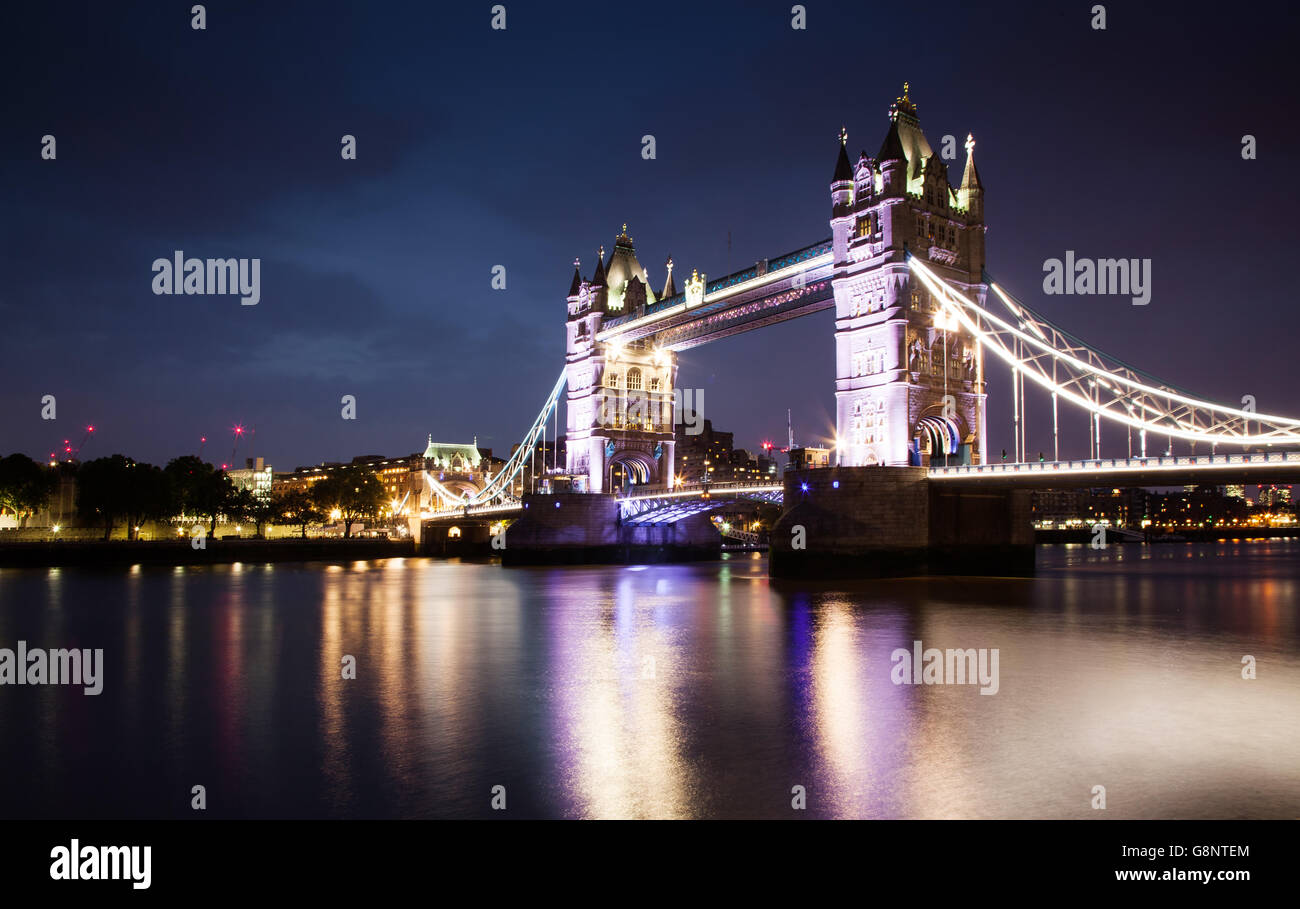 Il Tower Bridge di notte, Londra Foto Stock