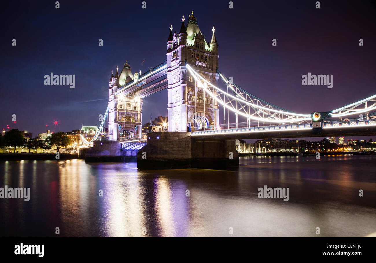 Il Tower Bridge di notte, Londra Foto Stock
