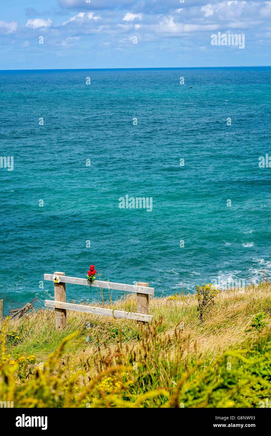 Una lapide collocata sulla West Pentire le onde e il mare blu oceano ofnthe Cornish Coast UK Foto Stock