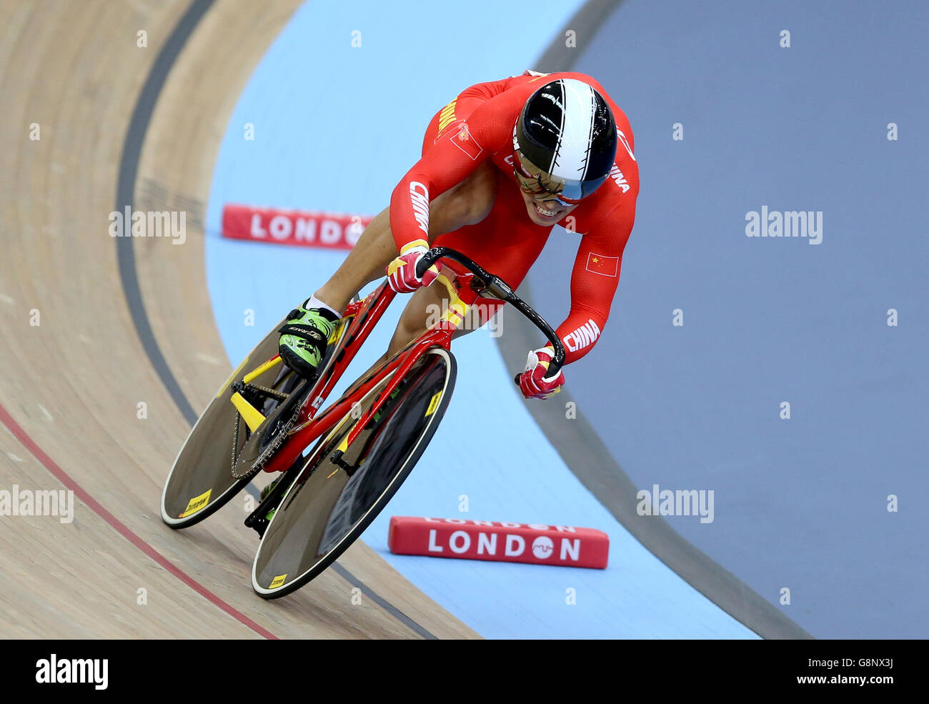 Chao Xu in Cina compete nella Sprint maschile durante il terzo giorno dei Campionati mondiali di ciclismo su pista UCI a Lee Valley VeloPark, Londra. PREMERE ASSOCIAZIONE foto. Data immagine: Venerdì 4 marzo 2016. Scopri la storia di PA IN BICICLETTA World. Il credito fotografico dovrebbe essere: Tim Goode/PA Wire. RESTRIZIONI: , Nessun uso commerciale senza previa autorizzazione, si prega di contattare PA Images per ulteriori informazioni: Tel: +44 (0) 115 8447447. Foto Stock