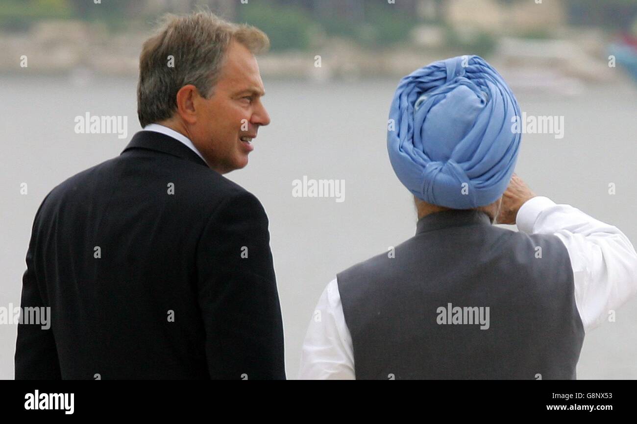 Il primo ministro britannico Tony Blair (L) ascolta il primo ministro indiano Manmohan Singh nei giardini dell'Udaivilas Hotel a Udaipur a seguito di un incontro bilaterale. Foto Stock