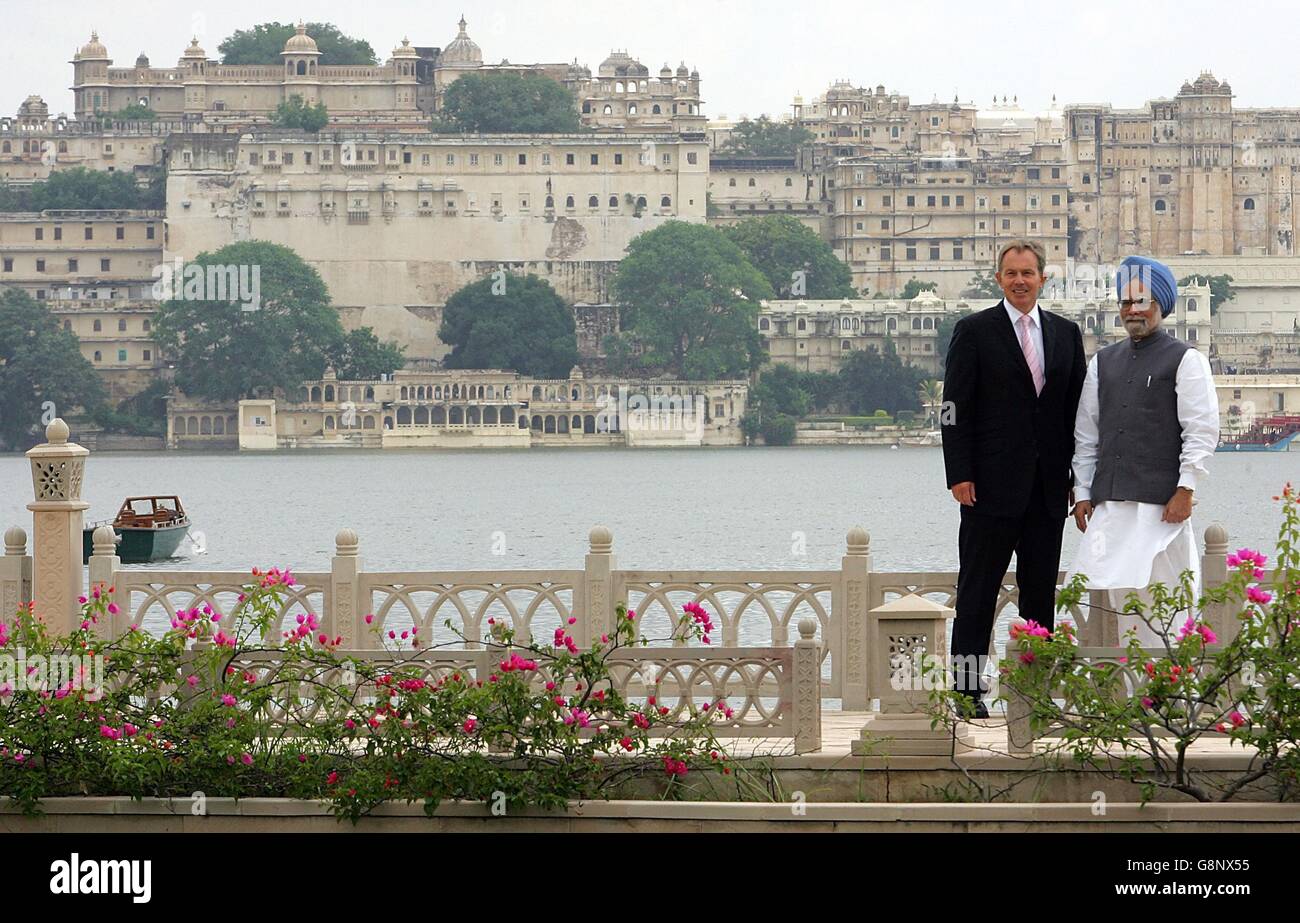 Il primo ministro britannico Tony Blair (L) si trova con il primo ministro indiano Manmohan Singh nei giardini dell'Udaivilas Hotel a Udaipur, a seguito di un incontro bilaterale. Il Palace Hotel, una volta sede della famiglia Udaipur Maharana (reale), è visto sullo sfondo. Foto Stock