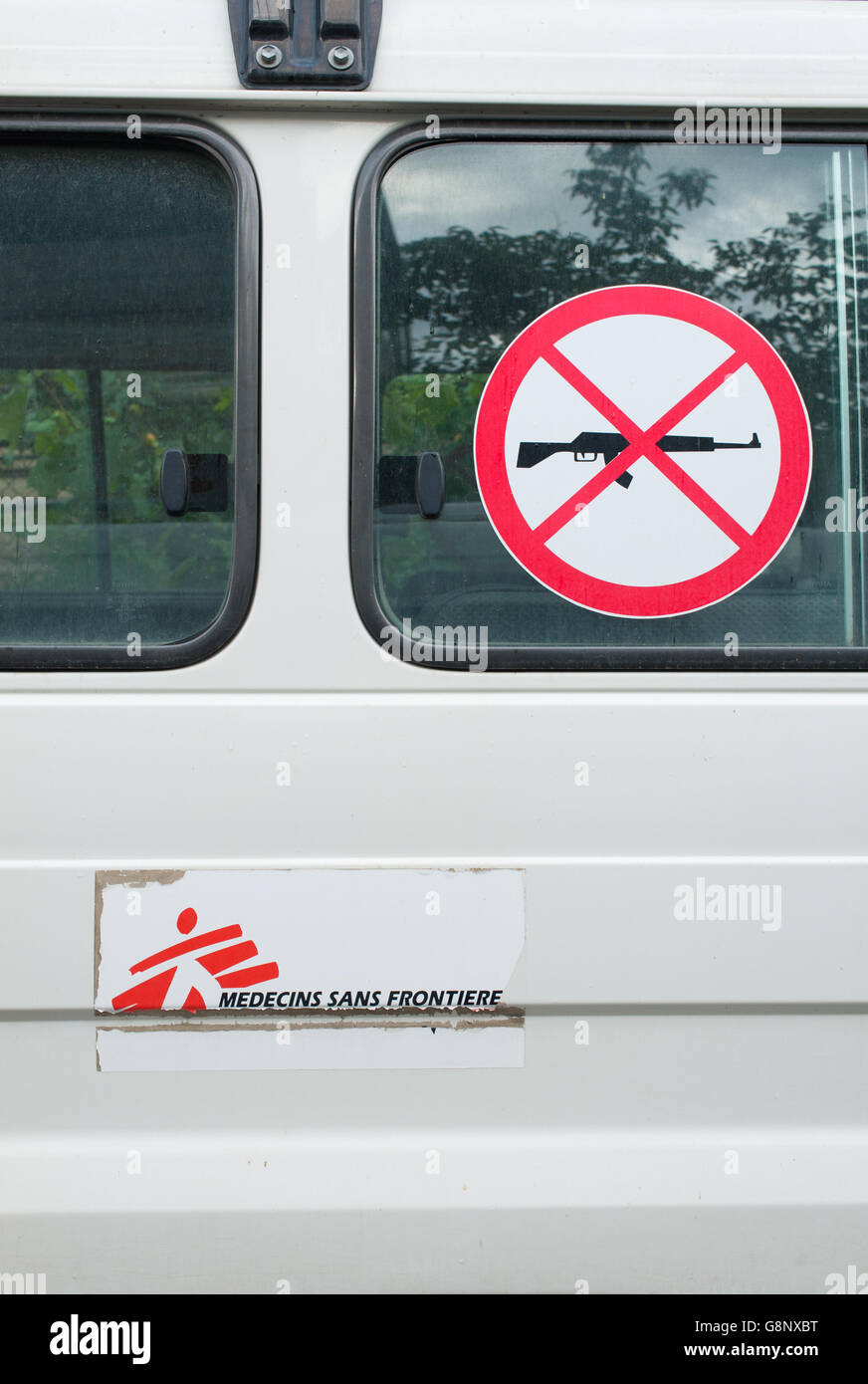 No-arma segno sulla finestra di Medecins sans Frontières (Medici senza frontiere) veicolo. Foto Stock