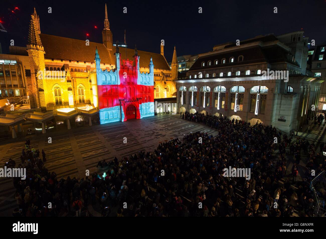 L'esterno della Guildhall, nella città di Londra, è illuminato da uno spettacolo di luci di un figlio e lumiere per commemorare il 400° anniversario della morte di William Shakespeare. Foto Stock