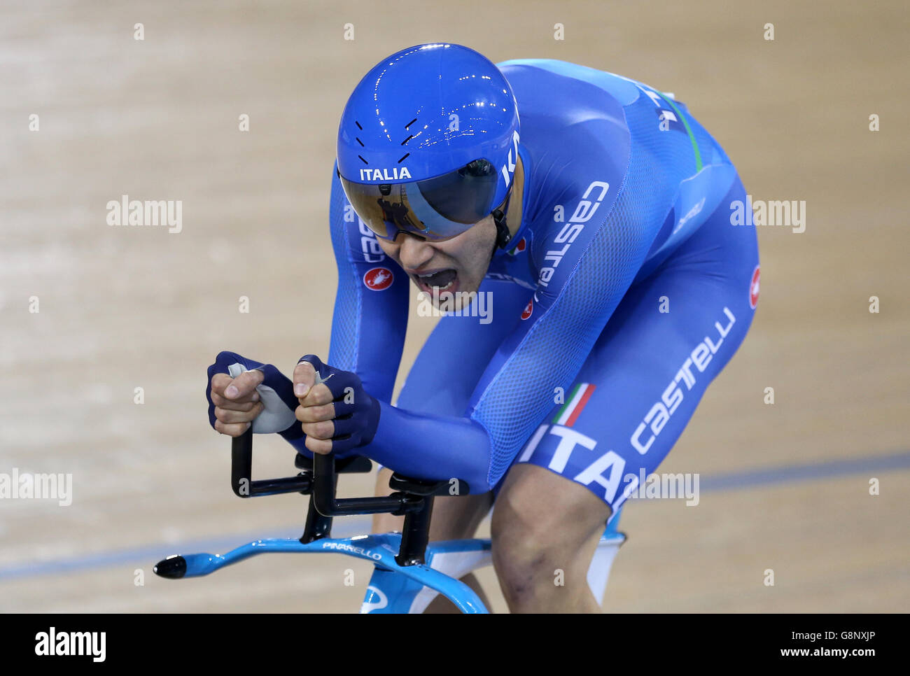 Filippo Ganna in Italia compete nella finale maschile individuale della Pursuit durante il terzo giorno dei Campionati mondiali di ciclismo UCI Track a Lee Valley VeloPark, Londra. Foto Stock
