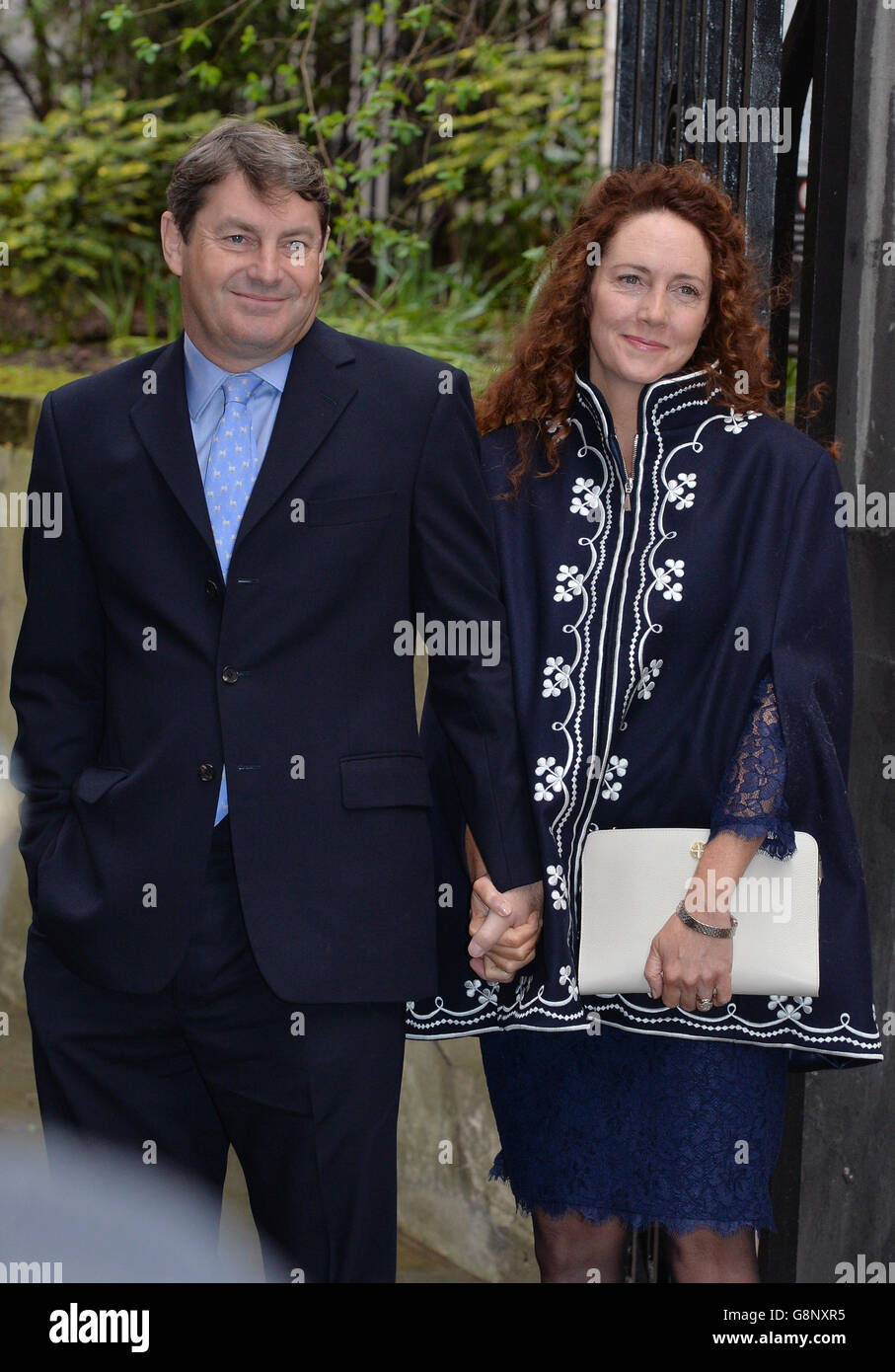 Rebekah Brooks e suo marito Charlie Brooks arrivano alla St Bride's Church di Londra per una cerimonia per celebrare le nozze di Rupert Murdoch e Jerry Hall. Foto Stock